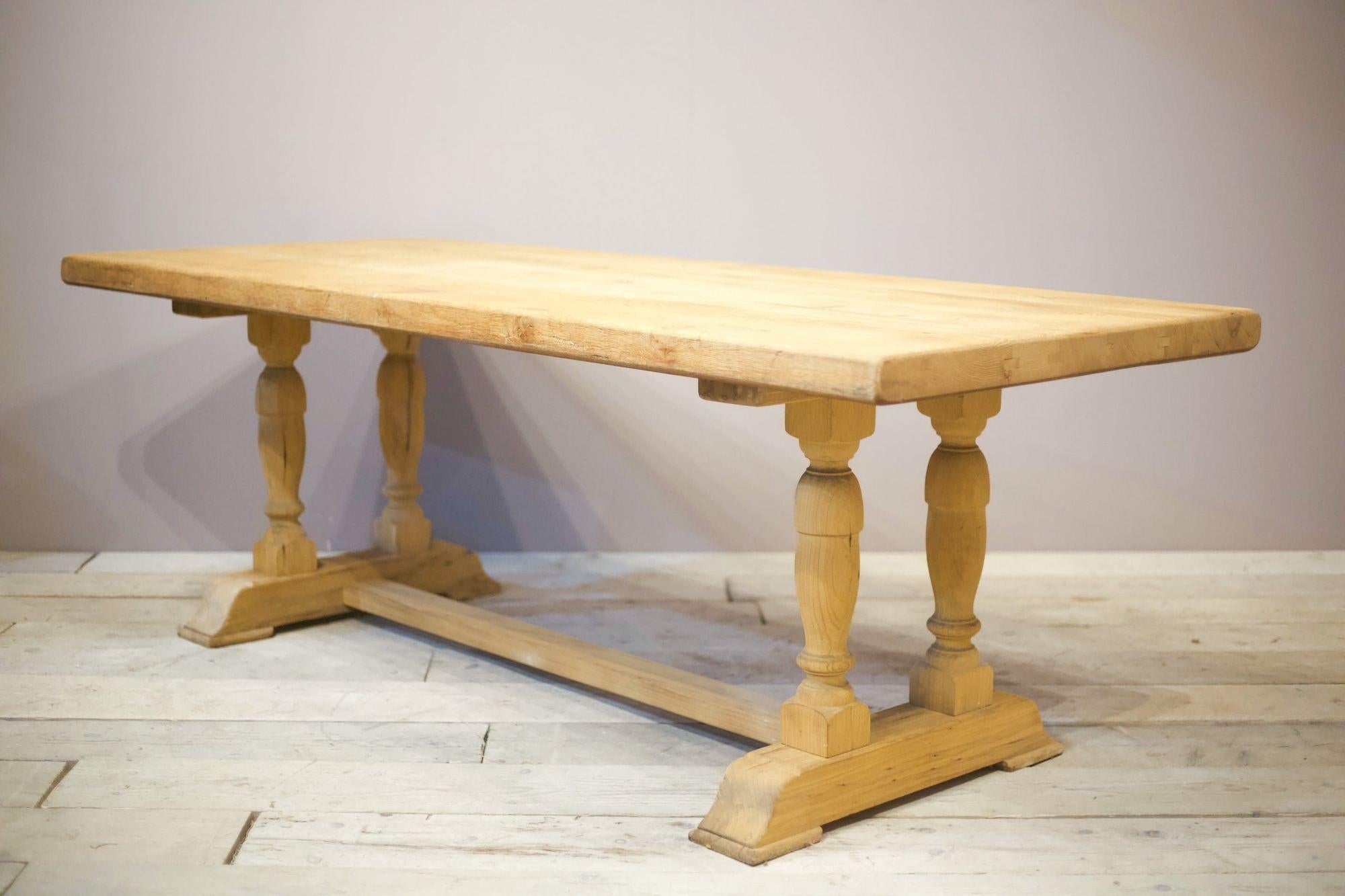 This is a great quality solid oak early 20th century dining table. Stunning attractive pale colour that makes this a classic piece of antique furniture ideal for a large number of interiors. The top is extremely heavy and full of character. The legs