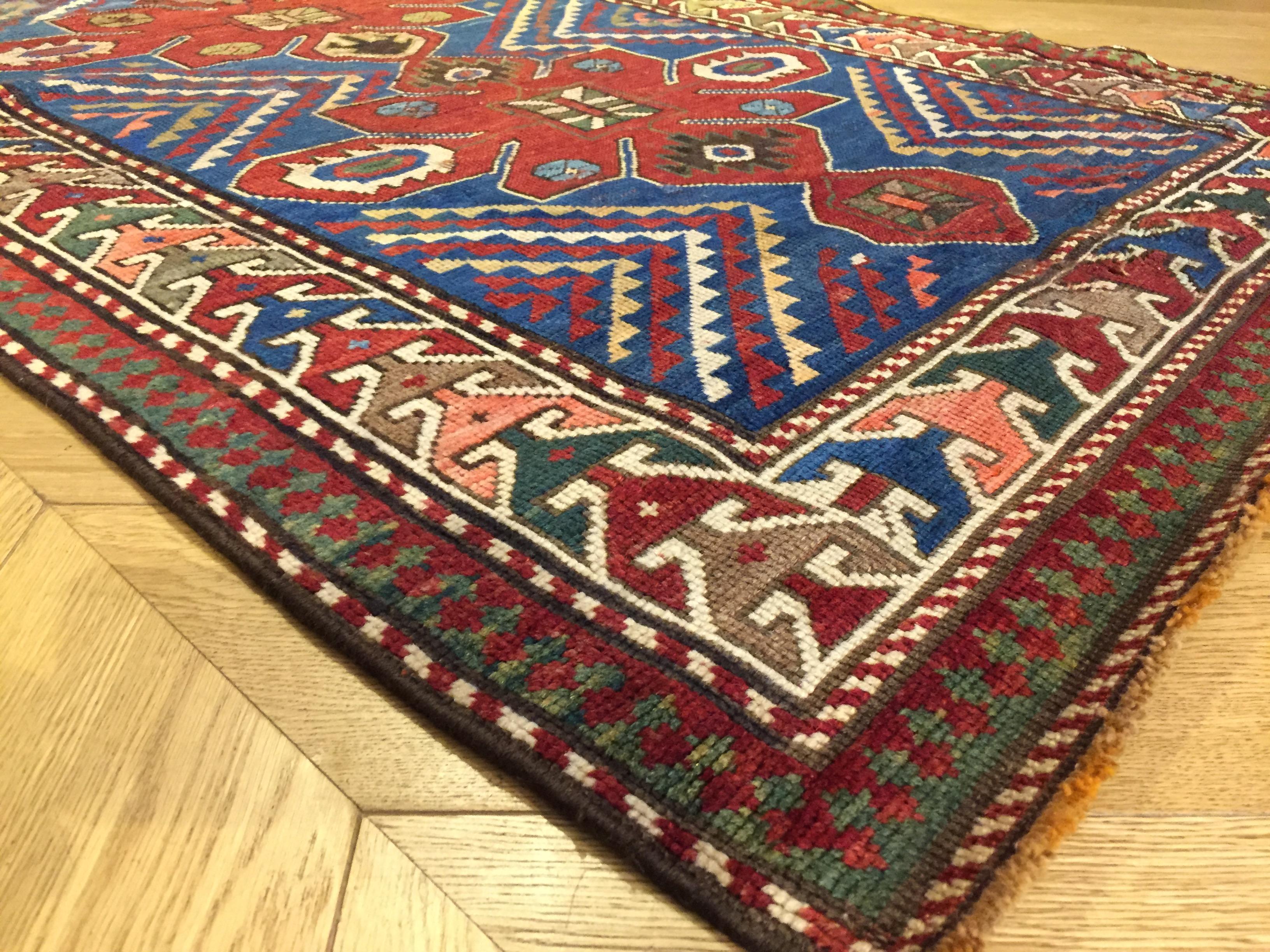 Early 20th Century Blu and Red Natural Wool Caucasian Medallion Kazak Rug For Sale 6