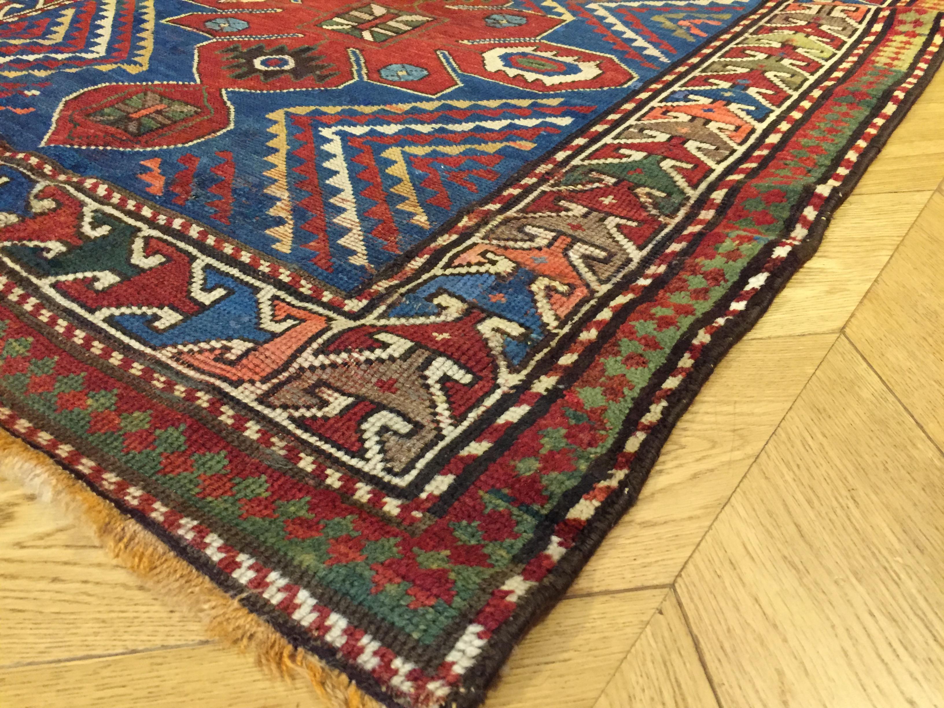 Early 20th Century Blu and Red Natural Wool Caucasian Medallion Kazak Rug For Sale 7