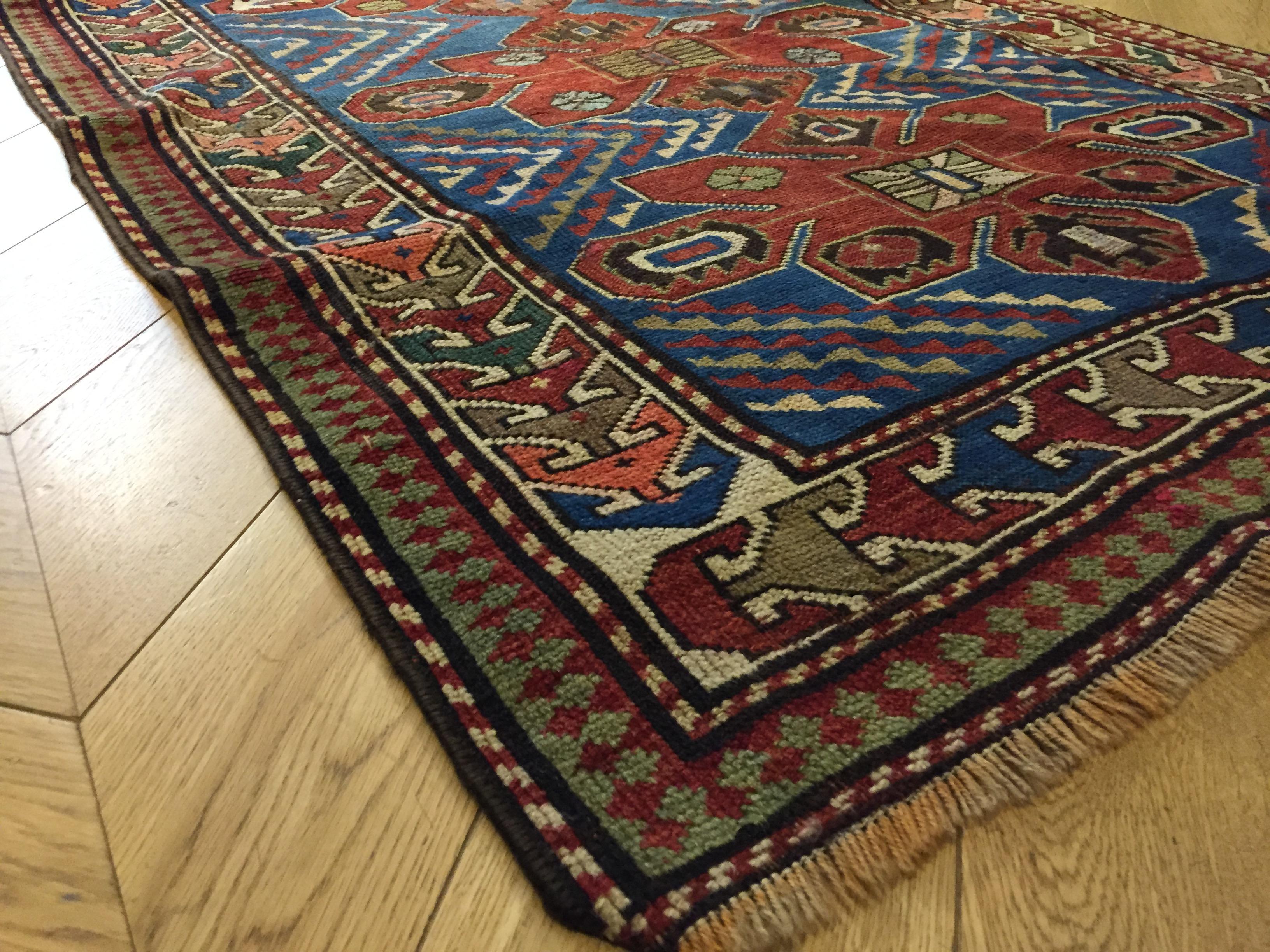 Early 20th Century Blu and Red Natural Wool Caucasian Medallion Kazak Rug For Sale 8