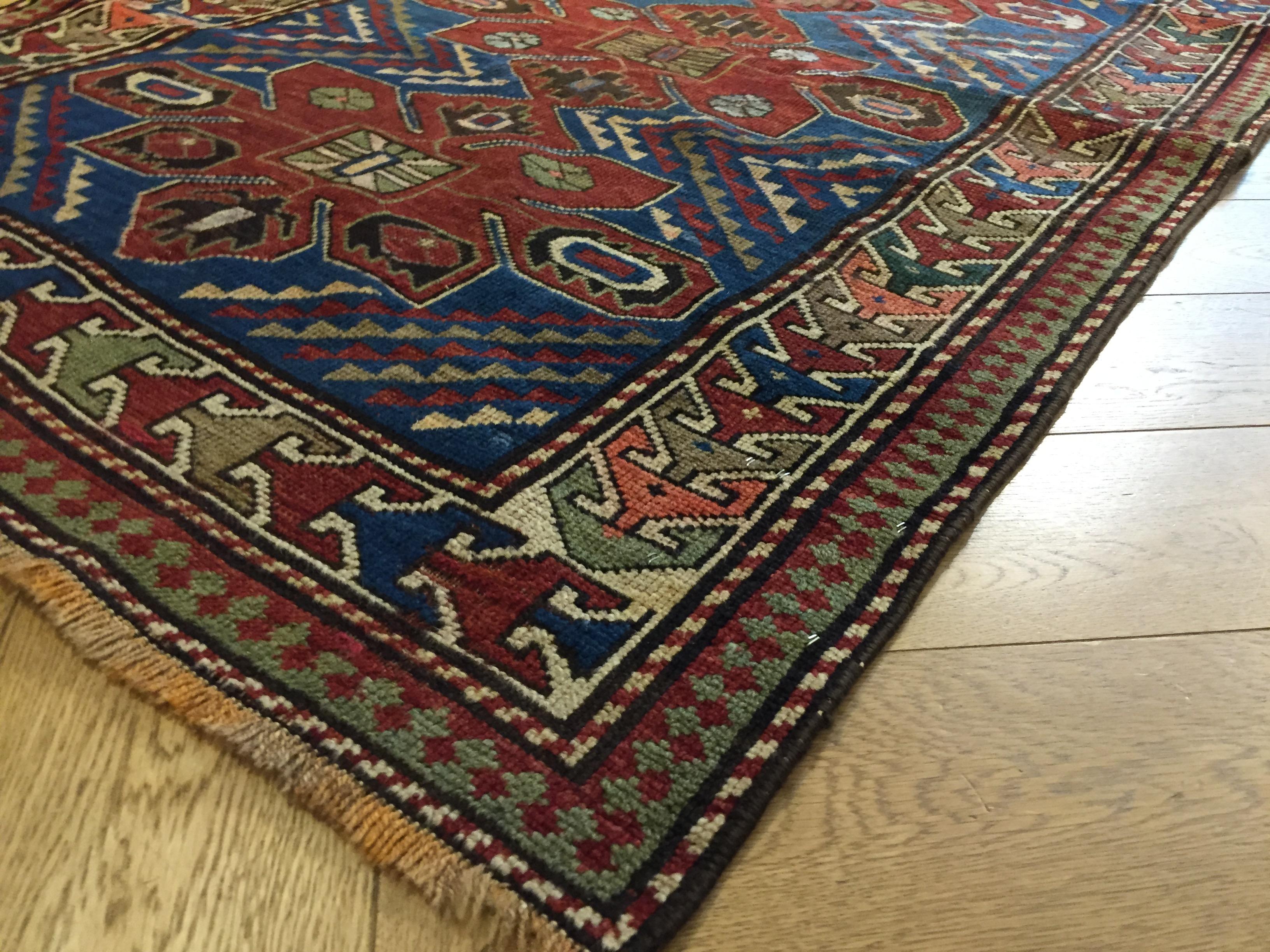 Early 20th Century Blu and Red Natural Wool Caucasian Medallion Kazak Rug For Sale 9