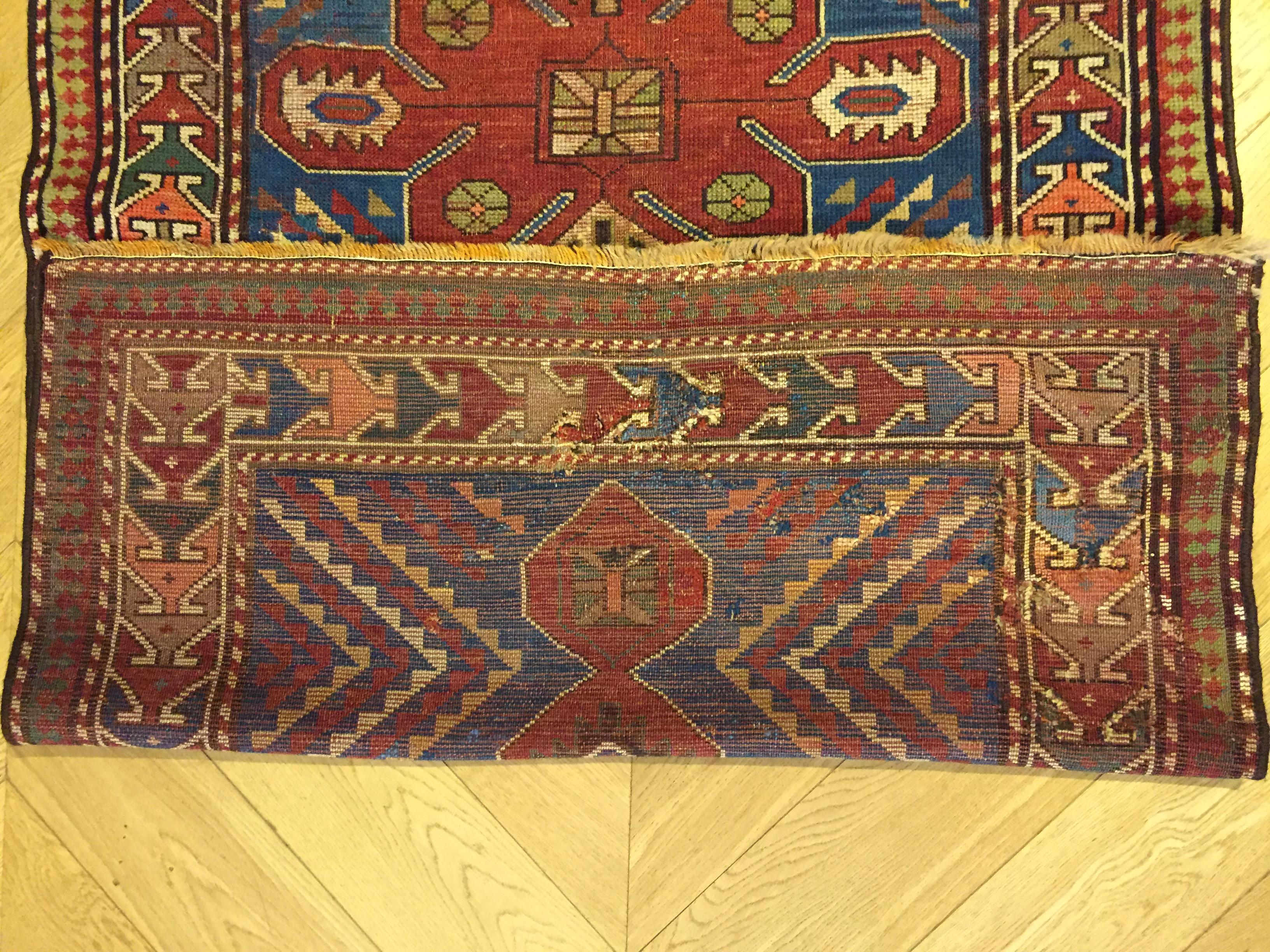 Early 20th Century Blu and Red Natural Wool Caucasian Medallion Kazak Rug For Sale 10