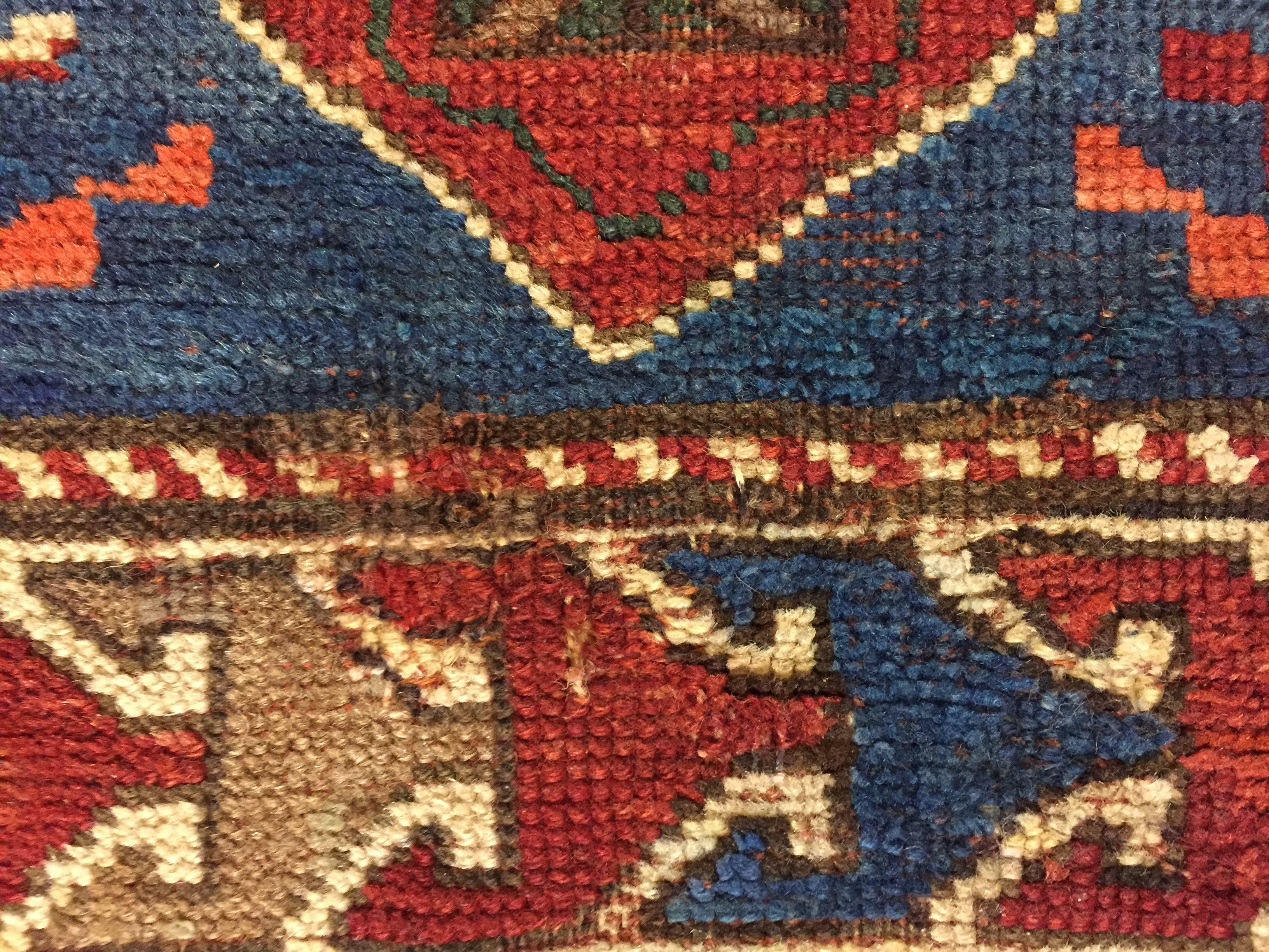 Early 20th Century Blu and Red Natural Wool Caucasian Medallion Kazak Rug For Sale 12