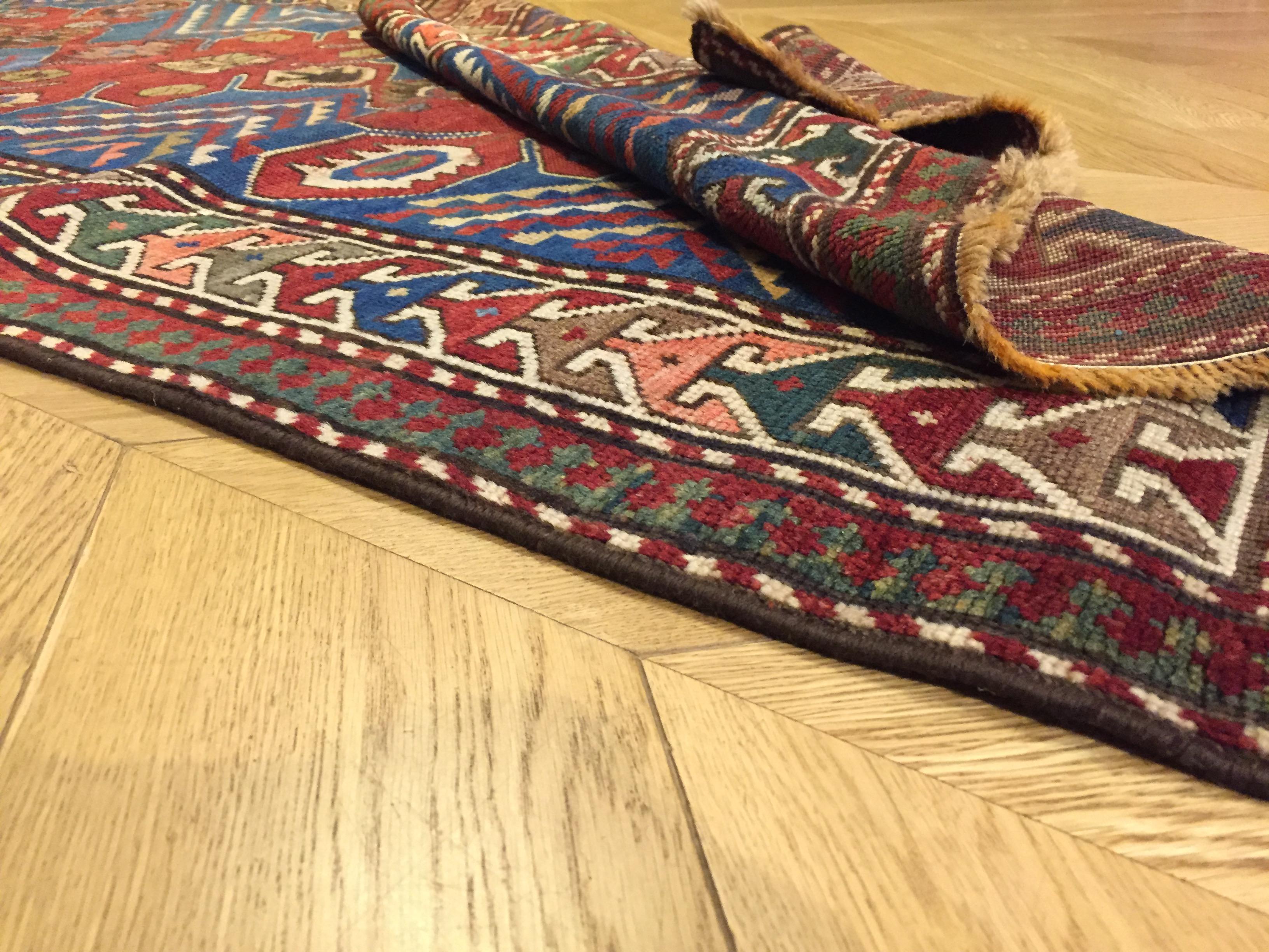 Early 20th Century Blu and Red Natural Wool Caucasian Medallion Kazak Rug For Sale 14