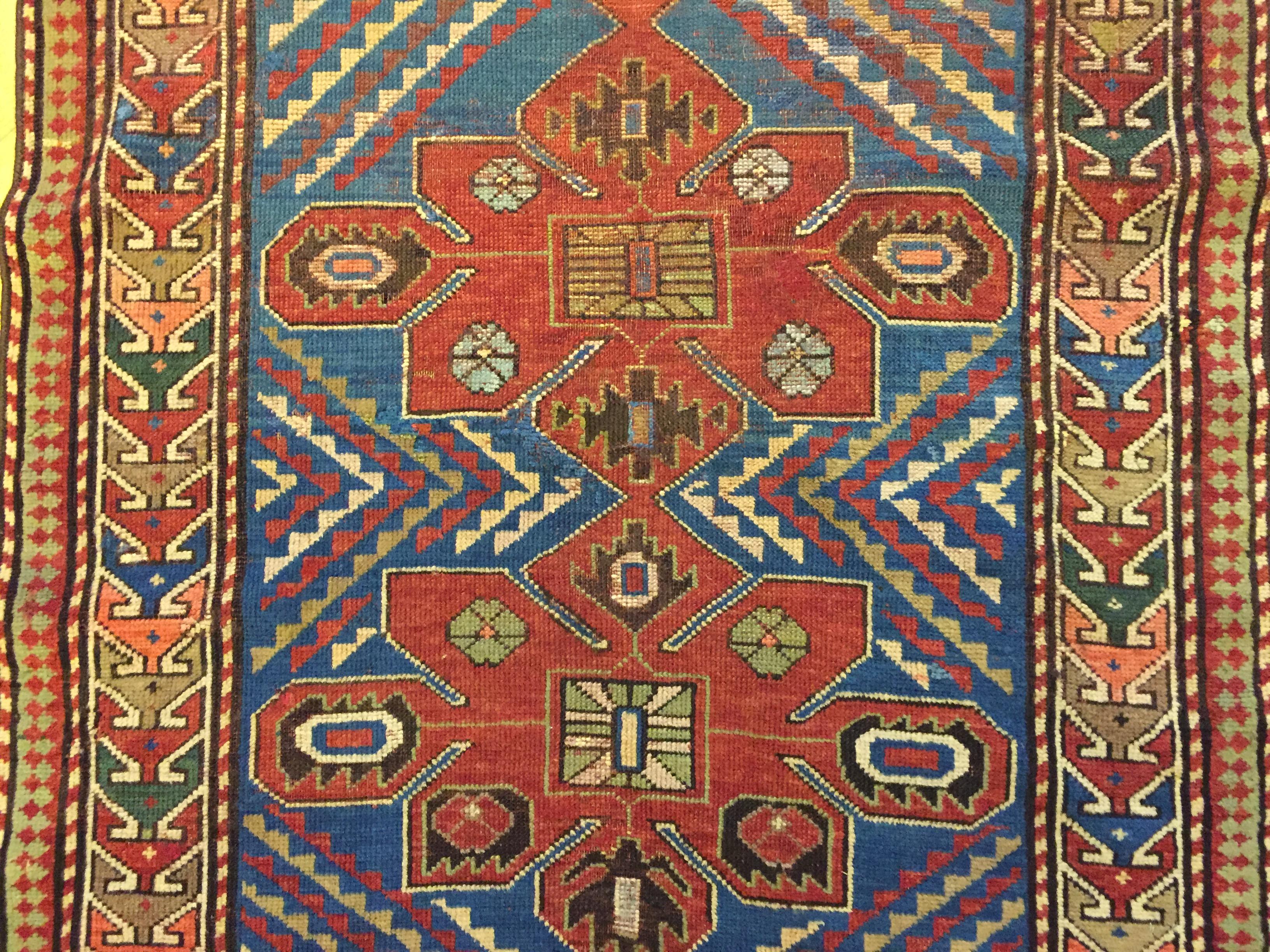Early 20th Century Blu and Red Natural Wool Caucasian Medallion Kazak Rug In Good Condition For Sale In Firenze, IT