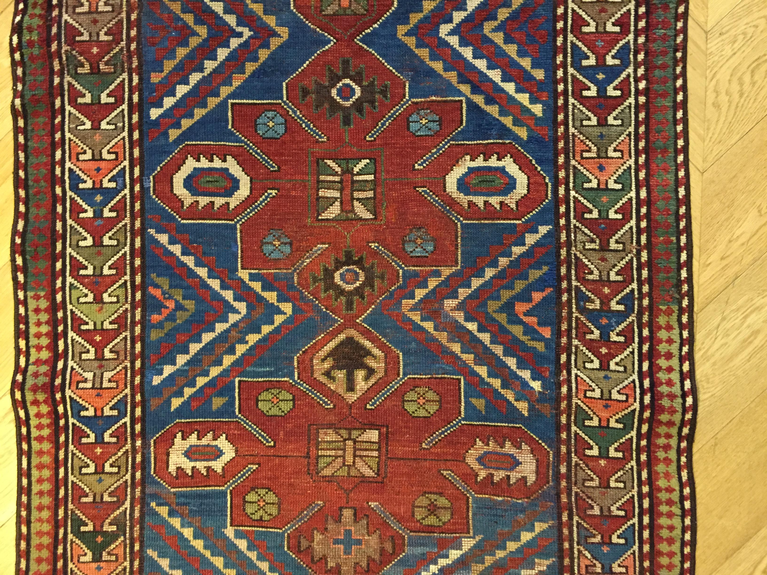 Early 20th Century Blu and Red Natural Wool Caucasian Medallion Kazak Rug For Sale 1