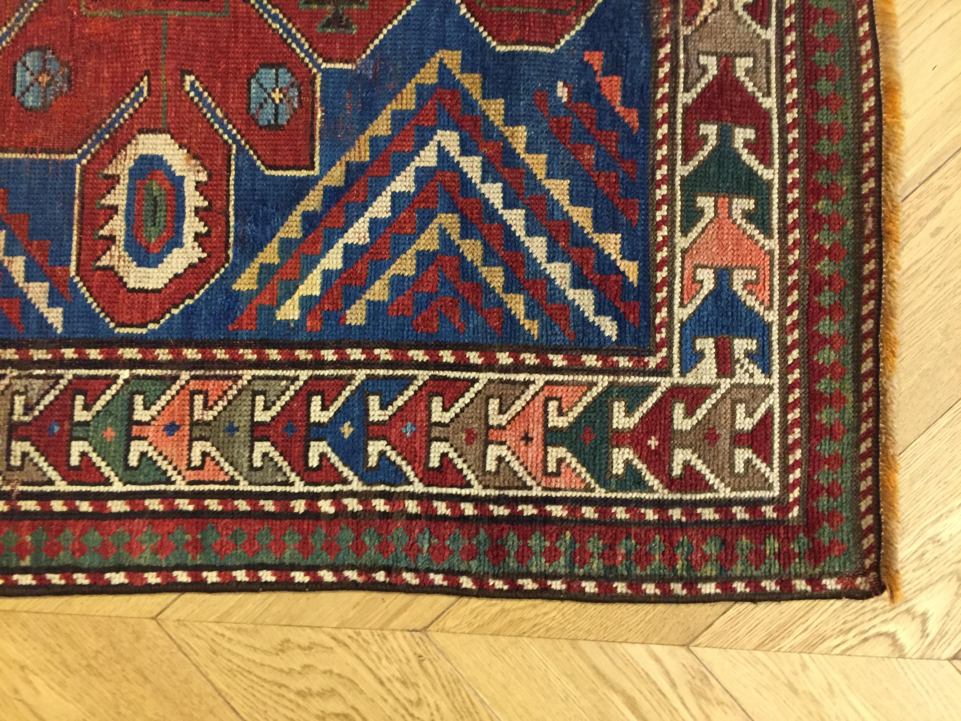 Early 20th Century Blu and Red Natural Wool Caucasian Medallion Kazak Rug For Sale 2