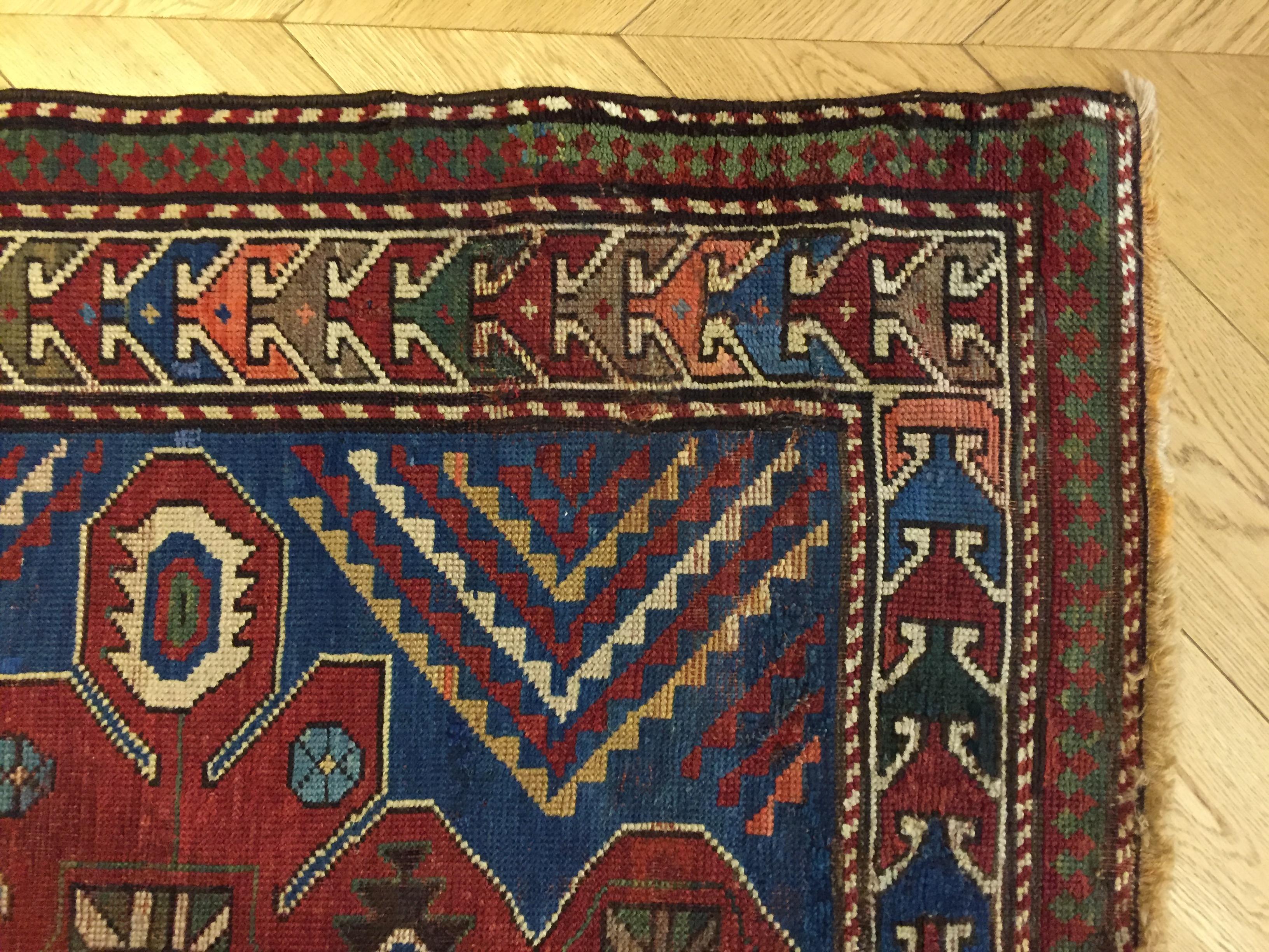 Early 20th Century Blu and Red Natural Wool Caucasian Medallion Kazak Rug For Sale 3