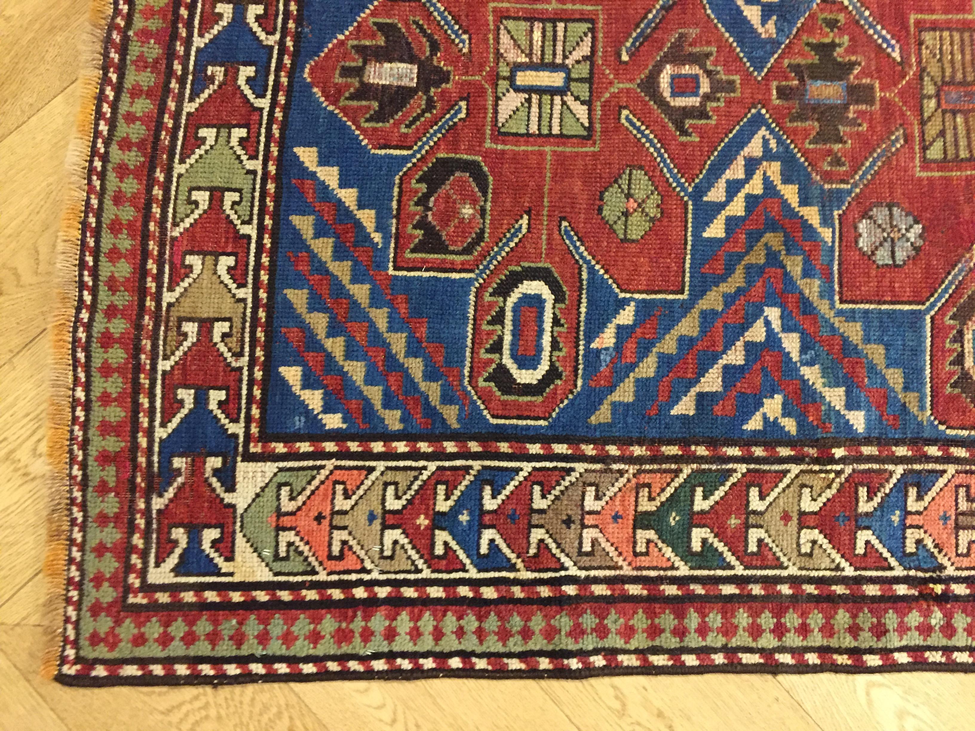 Early 20th Century Blu and Red Natural Wool Caucasian Medallion Kazak Rug For Sale 4