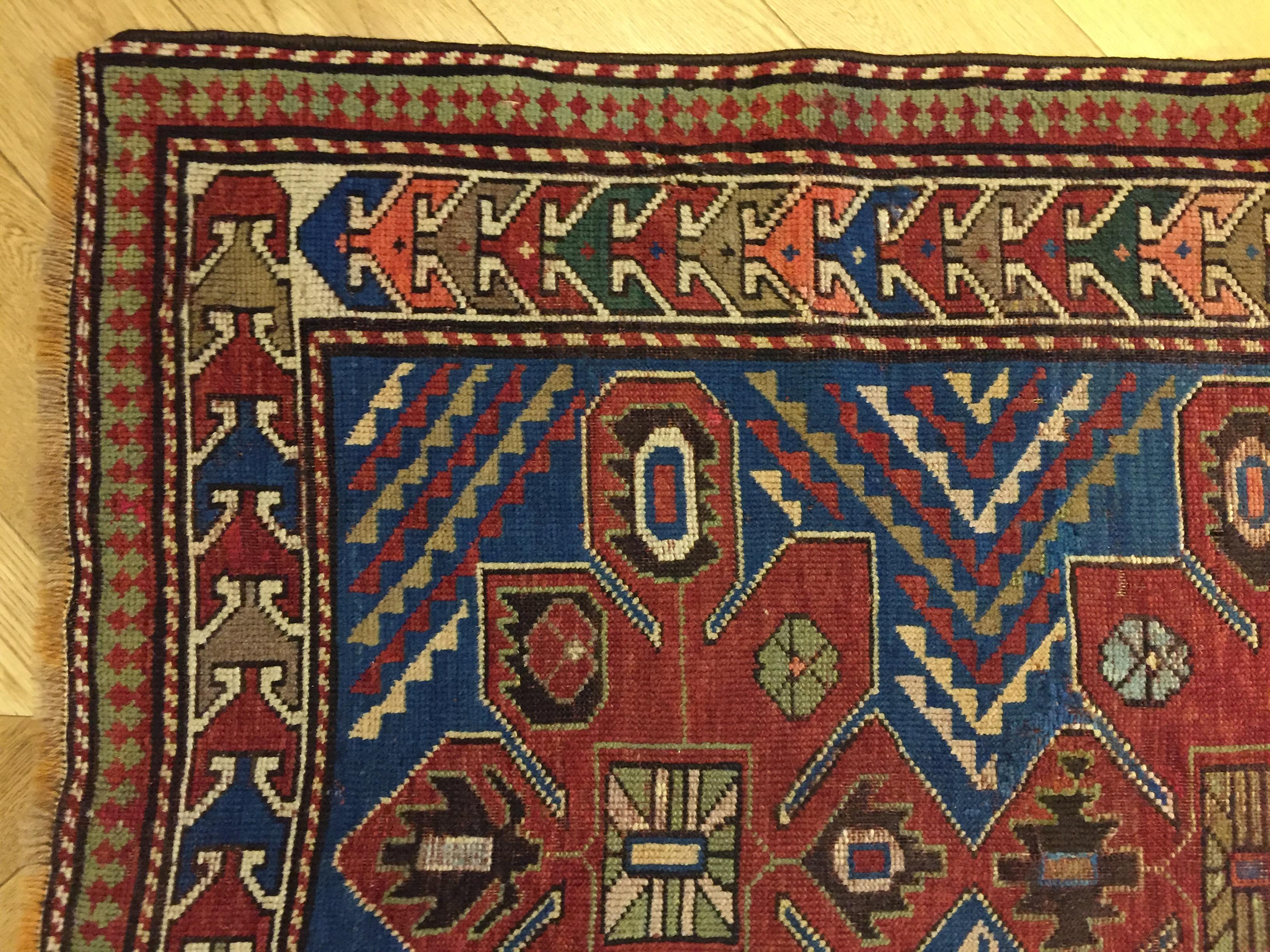 Early 20th Century Blu and Red Natural Wool Caucasian Medallion Kazak Rug For Sale 5