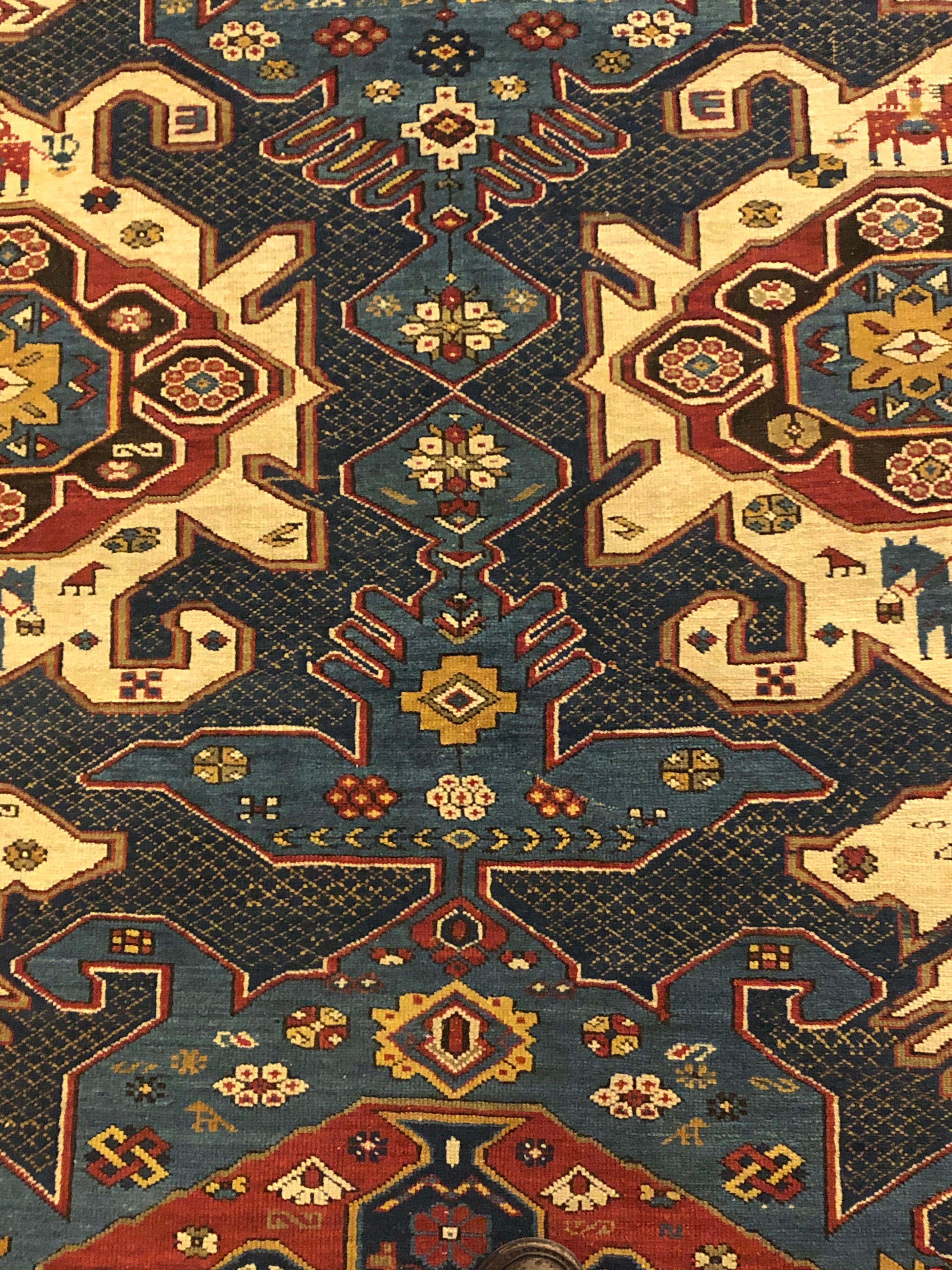 Magnifique Shirwan Kuba de type Zeijwa, décoré de deux grands médaillons bleus qui se détachent du fond blanc chargé de symboles, entièrement décoré jusqu'aux bordures. L'ornement est très similaire à celui de l'aigle Kasak. Le tapis est en