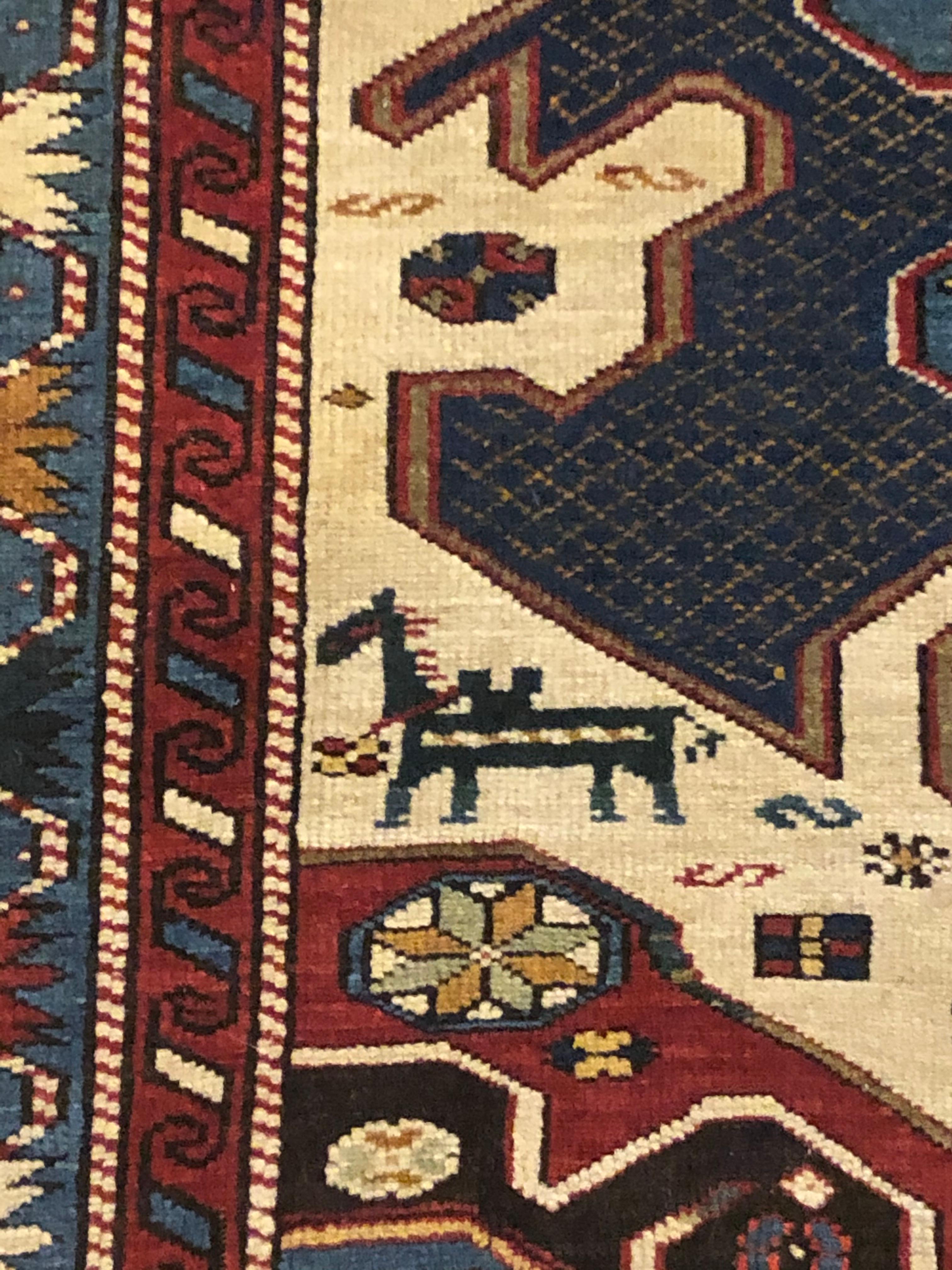 Laine Tapis caucasien Shirwan Kuba Zeijwa géométrique bleu, blanc et jaune, début du XXe siècle en vente