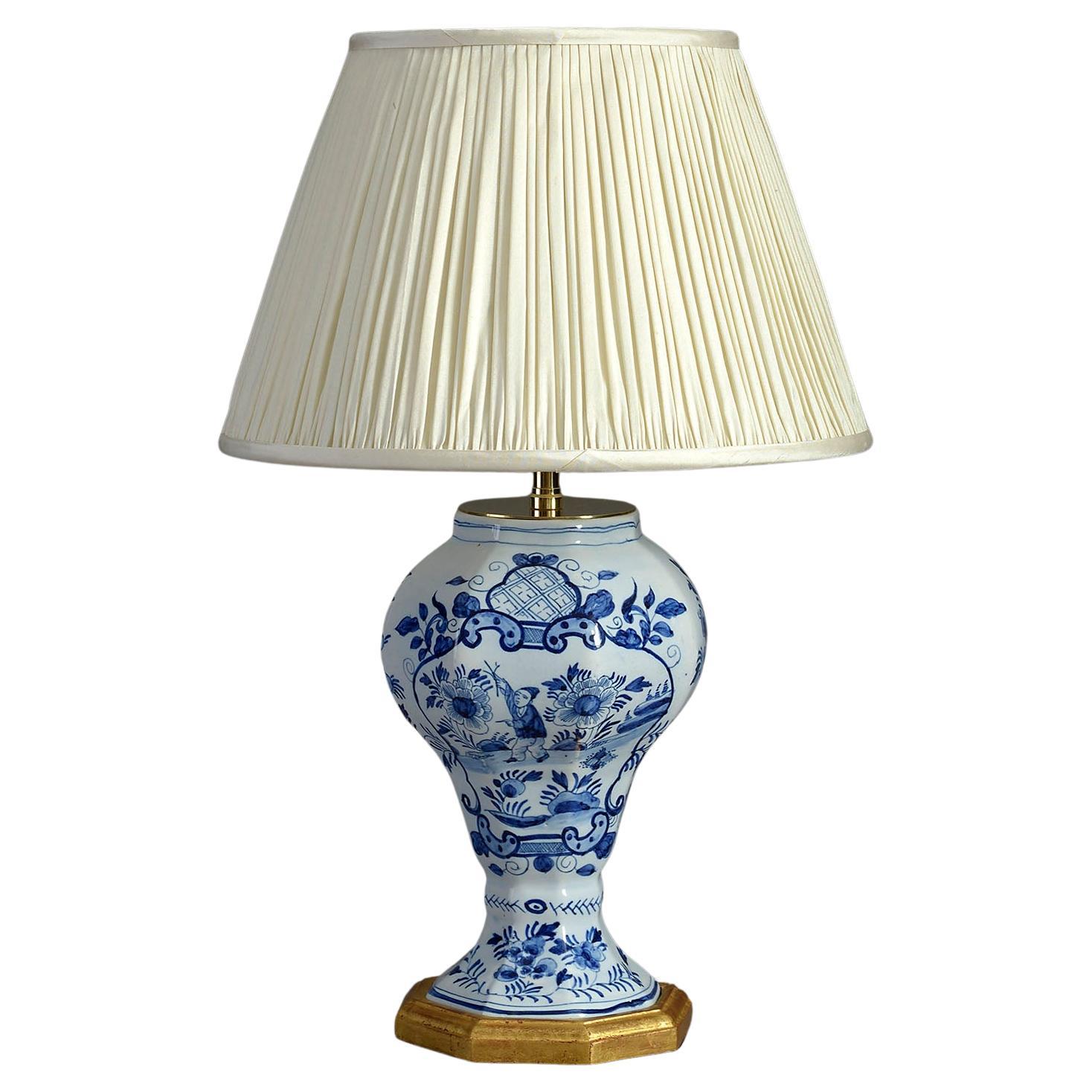 Lampe vase en poterie de Delft bleue et blanche du début du XXe siècle