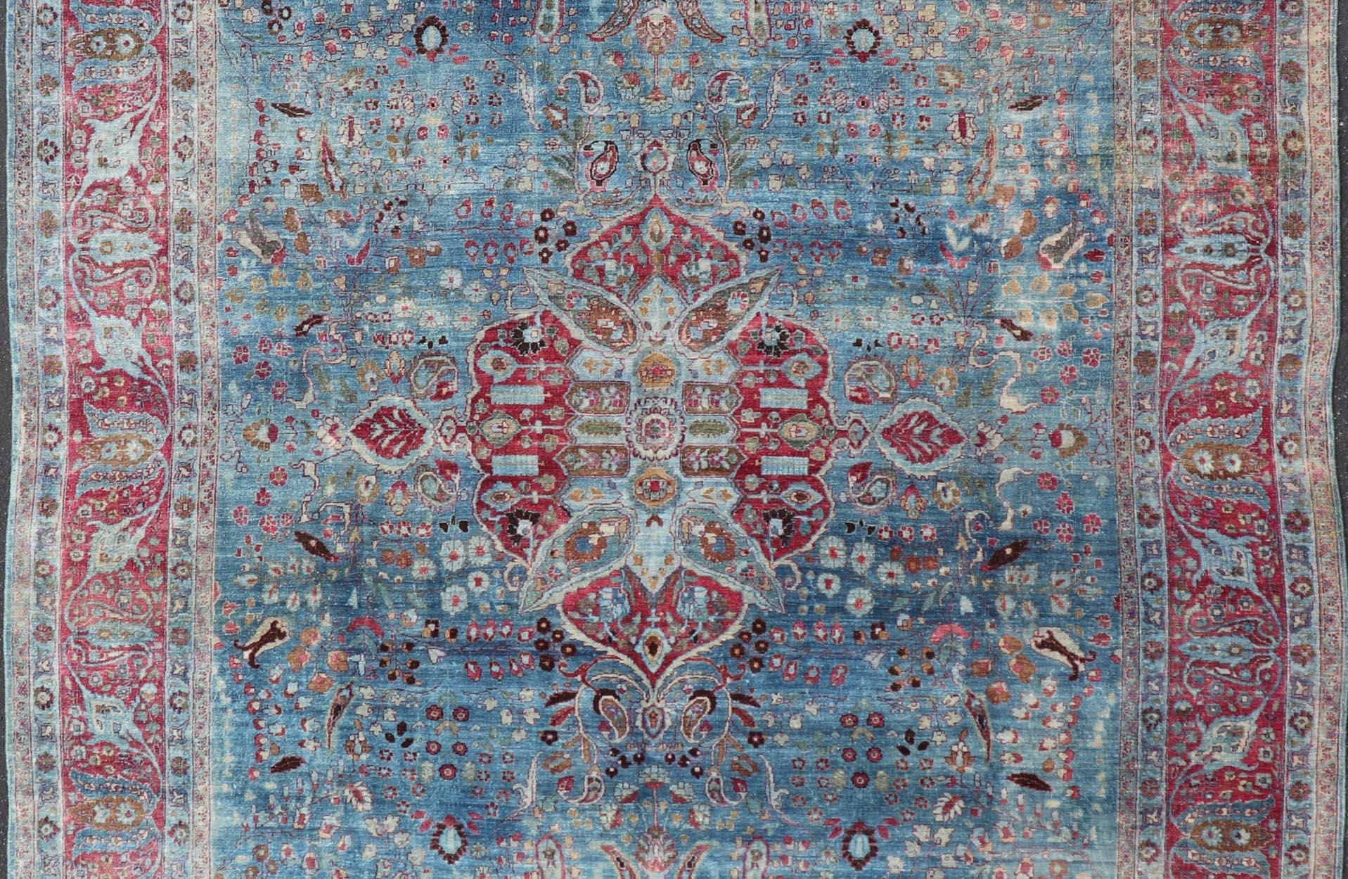 Perse Début du 20e siècle, tapis ancien persan Khorassan à fond bleu avec médaillon en vente