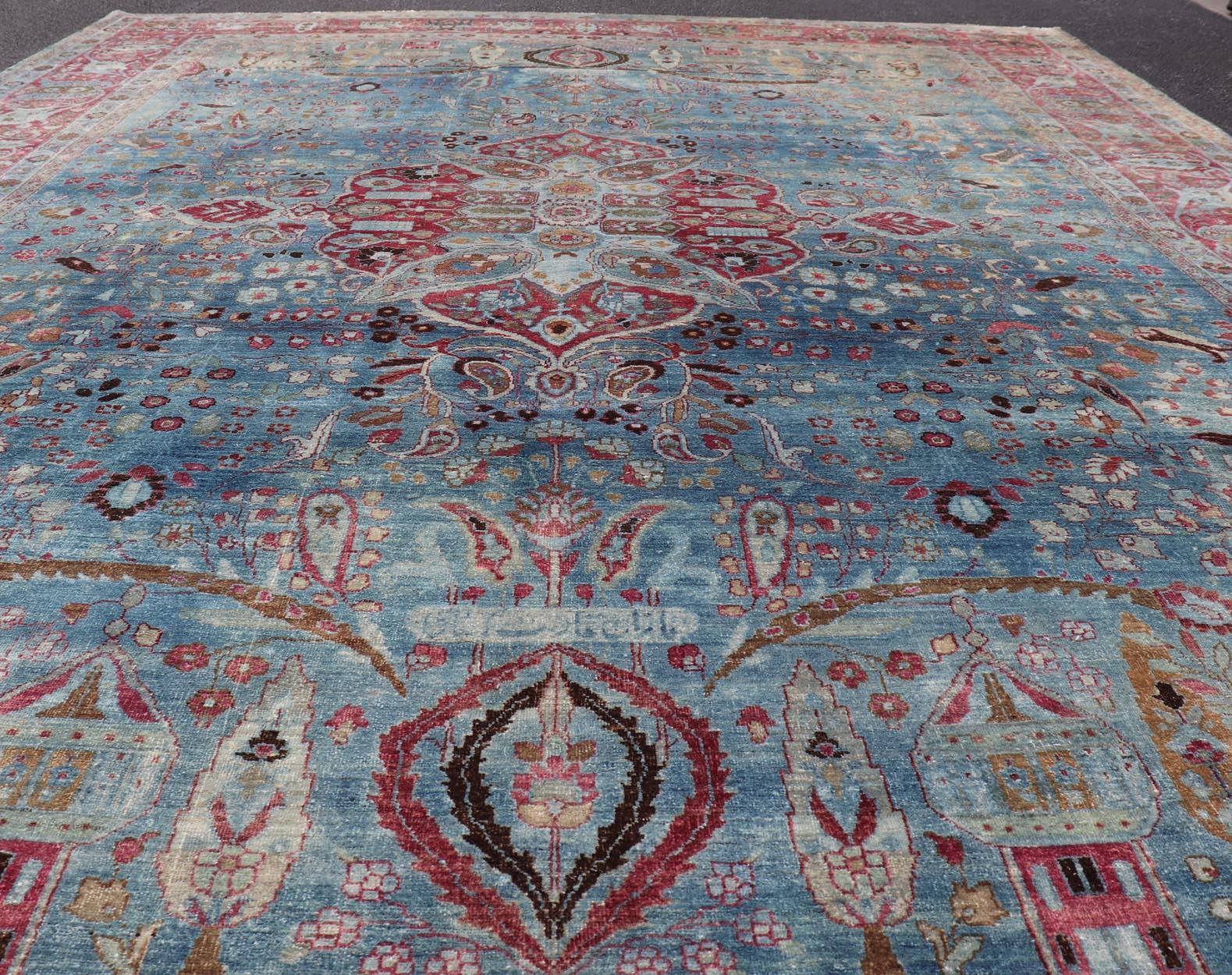 Début du 20e siècle, tapis ancien persan Khorassan à fond bleu avec médaillon en vente 1