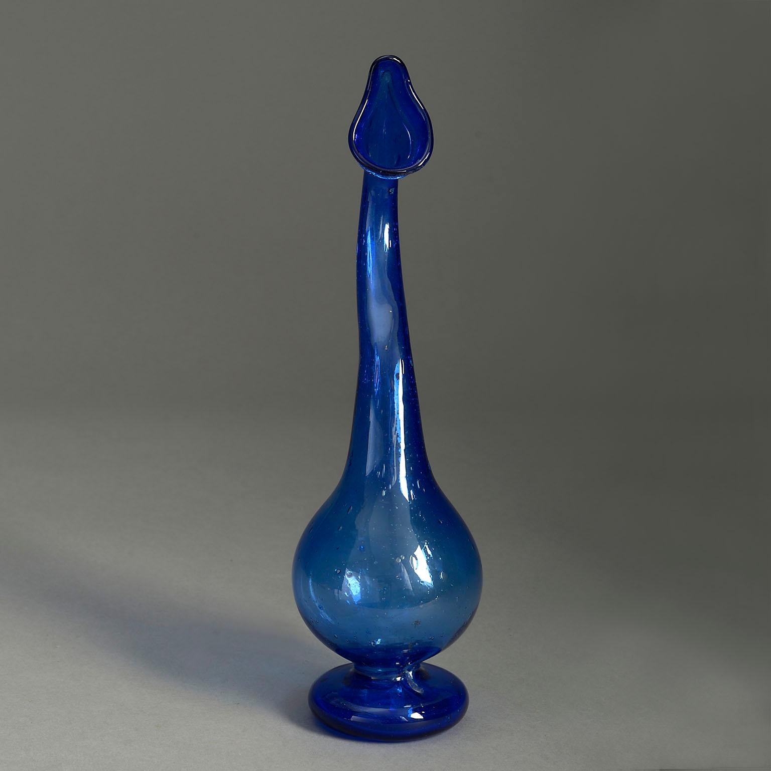 Eine blaue Glasvase aus dem frühen 20. Jahrhundert in organischer Form, mit geformtem Hals über einem bauchigen Sockel mit rundem Fuß.

