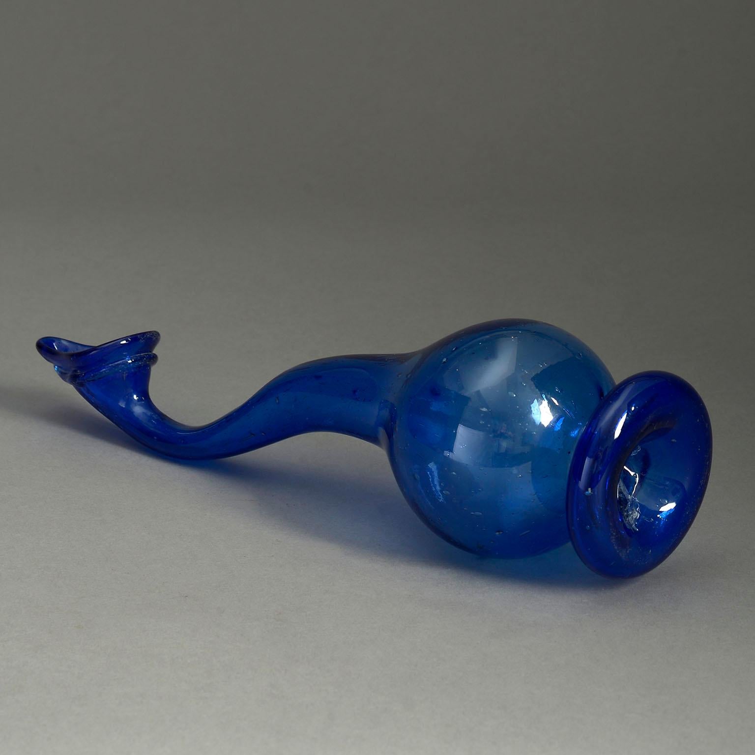 Français Vase en verre bleu du début du 20e siècle en vente
