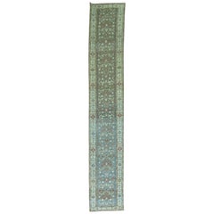 Long tapis de couloir persan ancien Malayer bleu et vert du début du XXe siècle