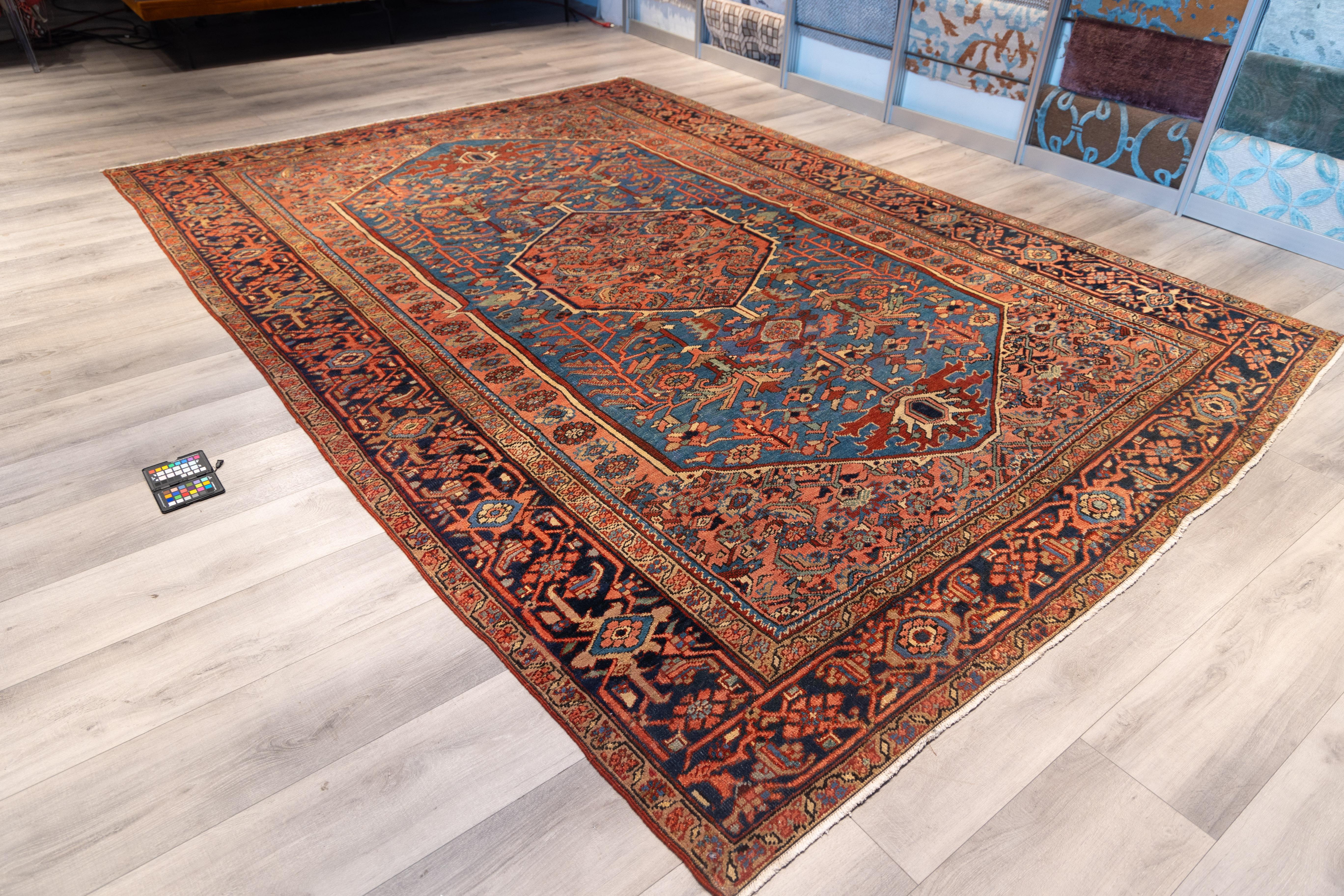 Early 20th century blue Heriz tribal rug In Excellent Condition For Sale In Harrington Park, NJ