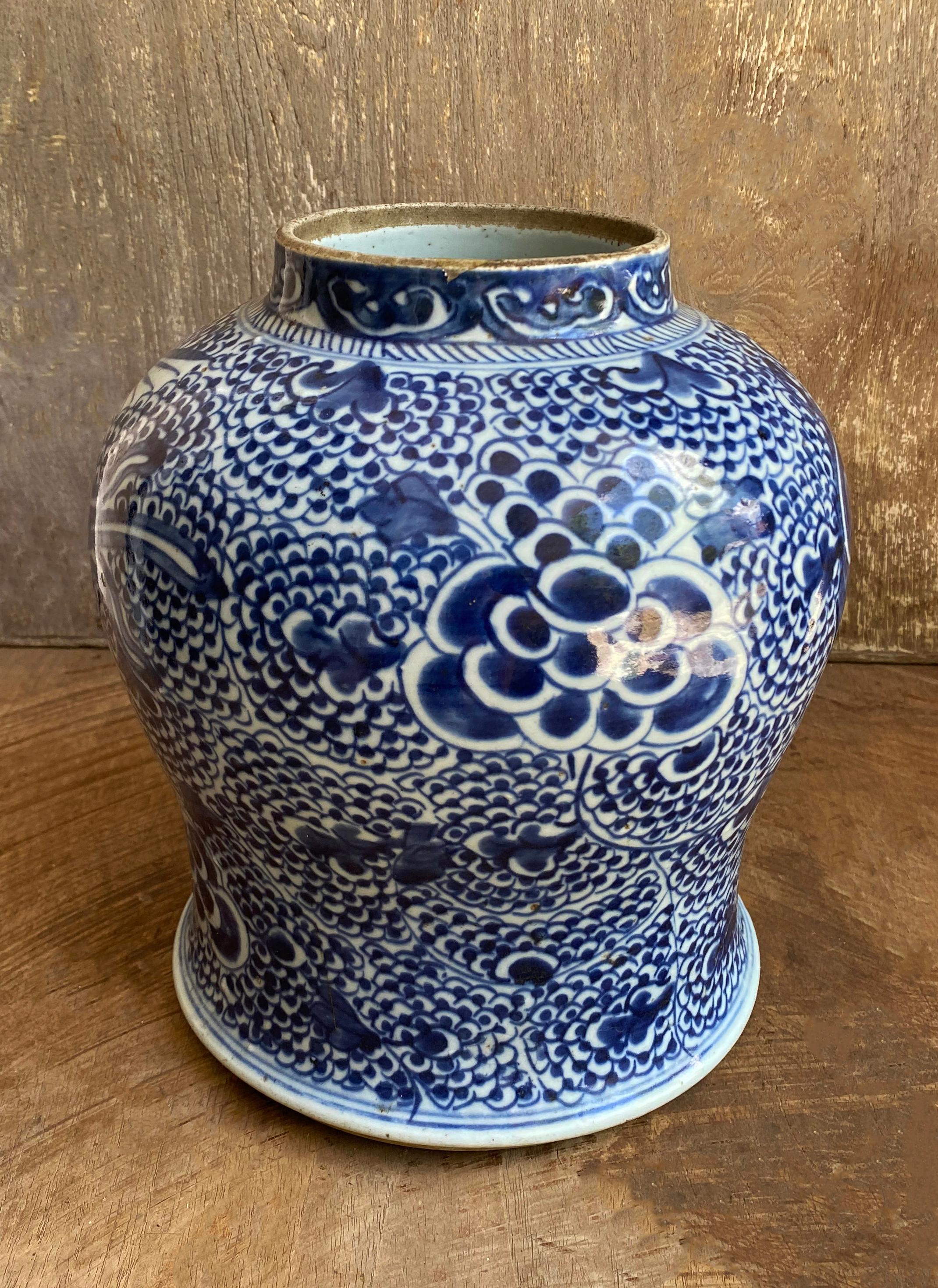 An early 20th century blue & white Chinese porcelain jar with hand-painted motif featuring birds. 

Dimensions: Height 24cm x diameter 20cm.