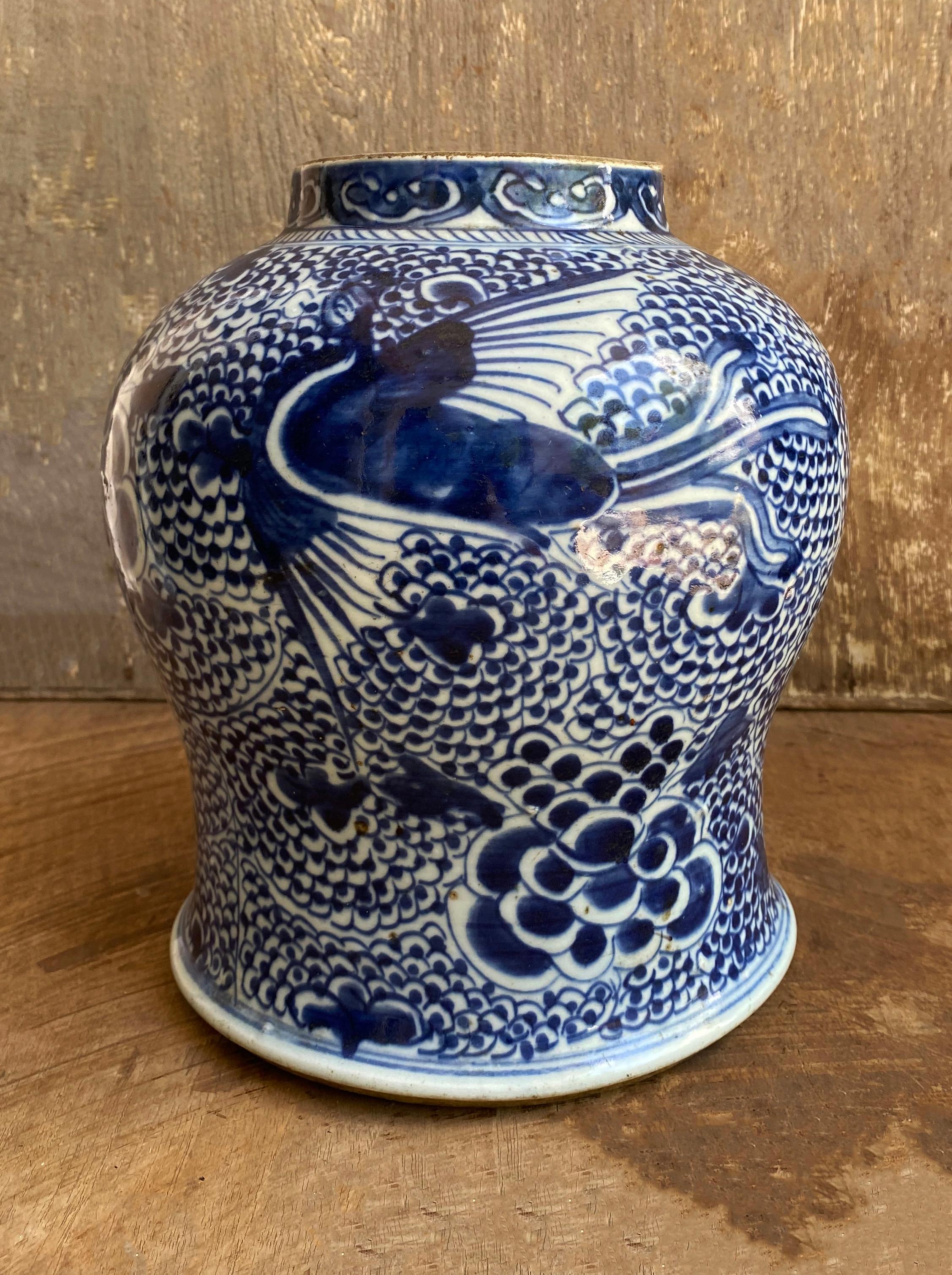 Blau-weißes chinesisches Porzellangefäß des frühen 20. Jahrhunderts mit handbemaltem Motiv (Sonstiges) im Angebot