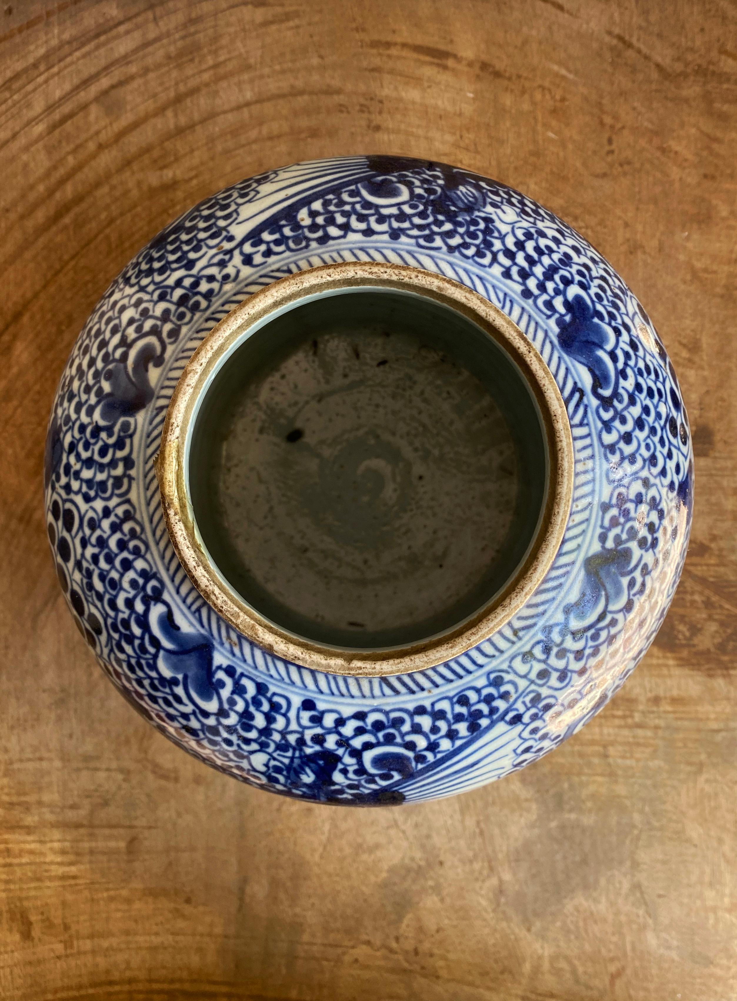 Blau-weißes chinesisches Porzellangefäß des frühen 20. Jahrhunderts mit handbemaltem Motiv (Chinesisch) im Angebot