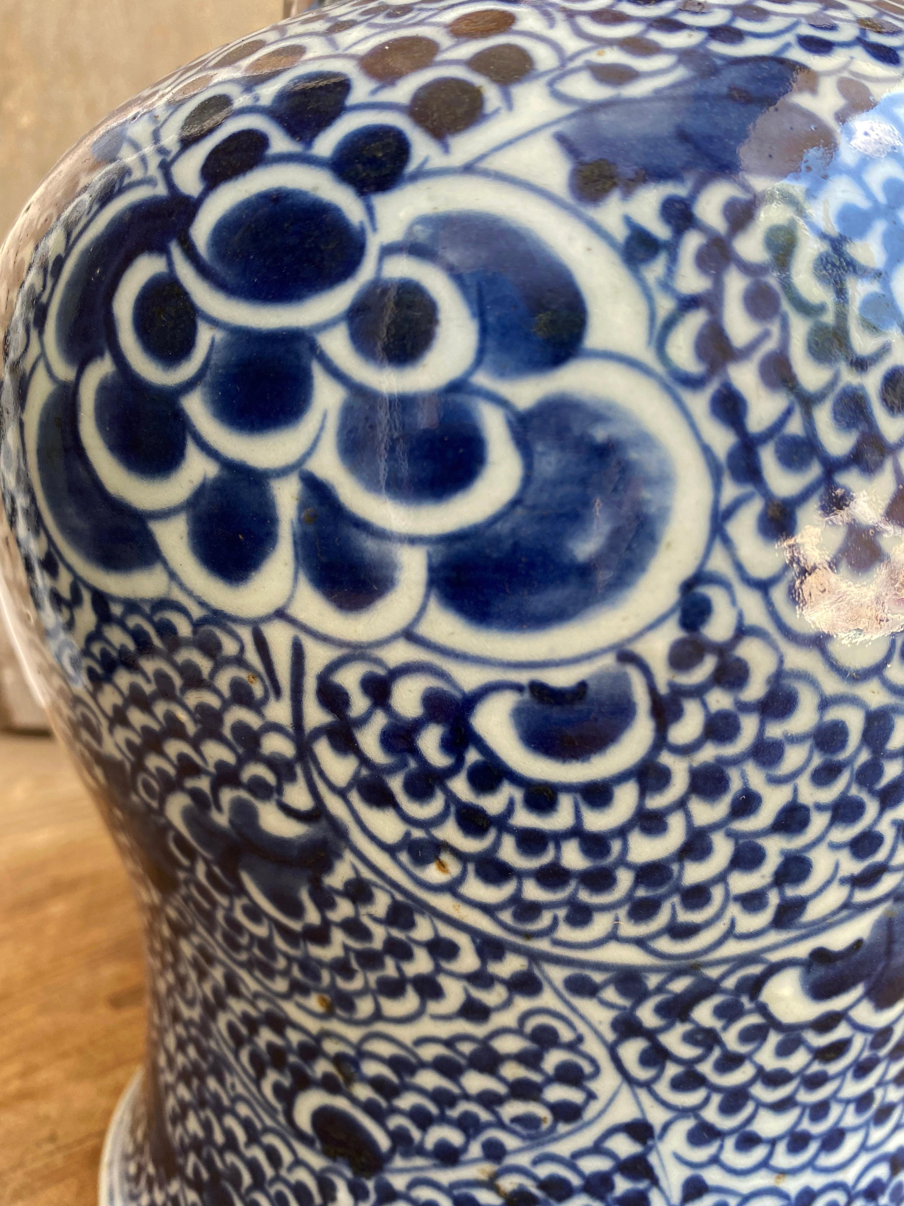 Early 20th Century Blue & White Chinese Porcelain Jar with Hand-Painted Motif In Good Condition For Sale In Jimbaran, Bali