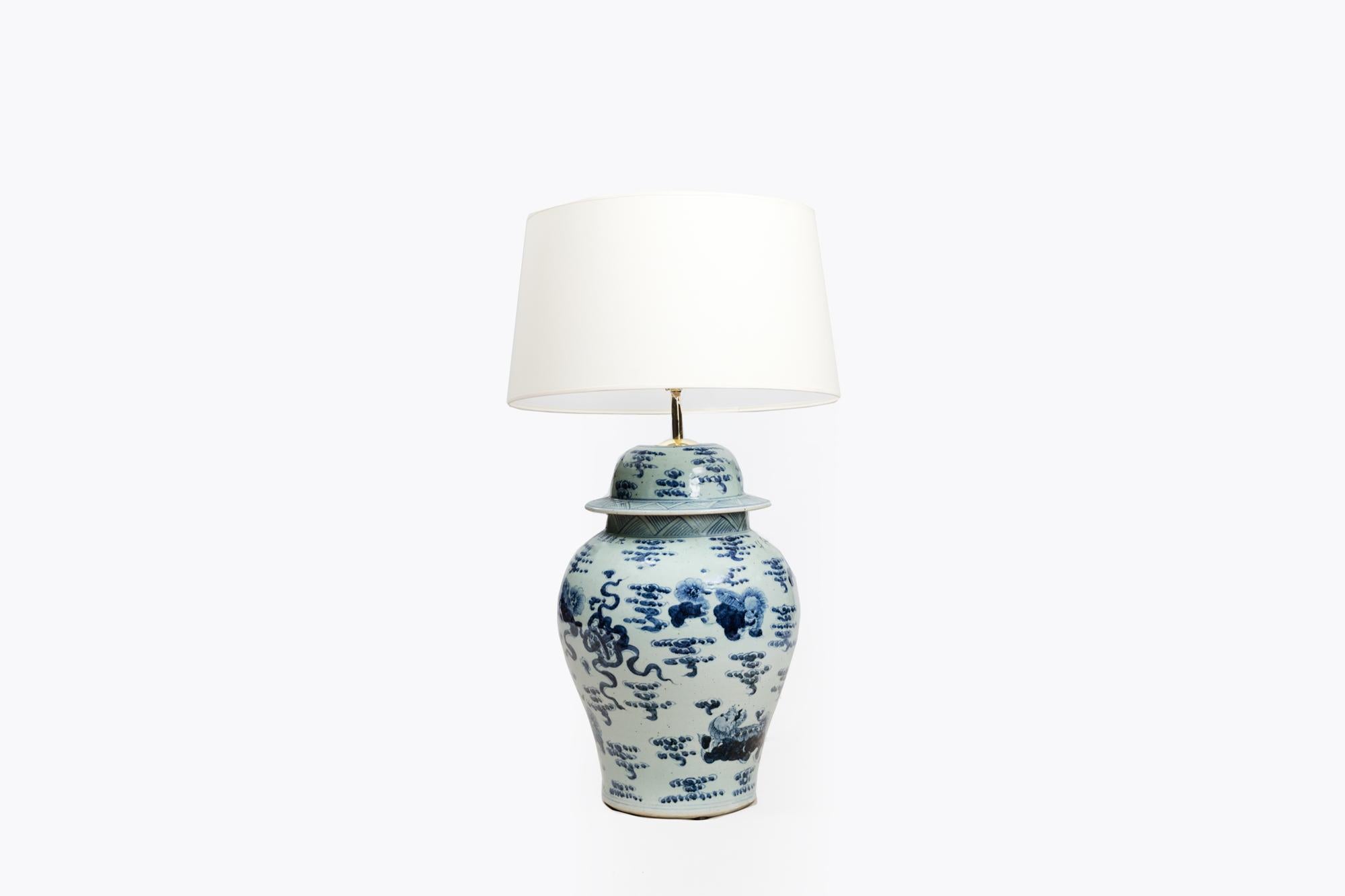 Blaues und weißes Ingwerglas des frühen 20. Jahrhunderts, umgewandelt in Lampe (Chinesischer Export) im Angebot