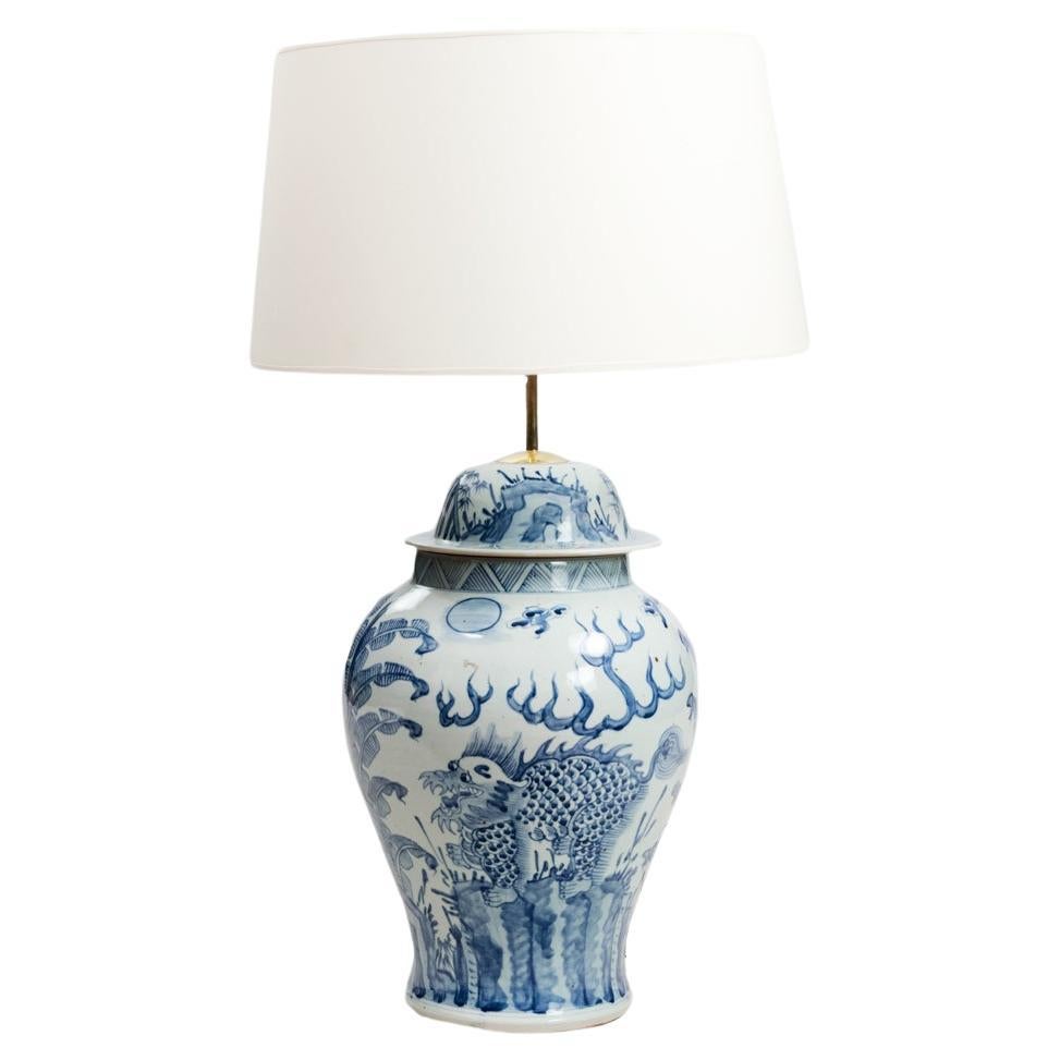 Blaues und weißes Ingwerglas des frühen 20. Jahrhunderts, umgewandelt in Lampe im Angebot