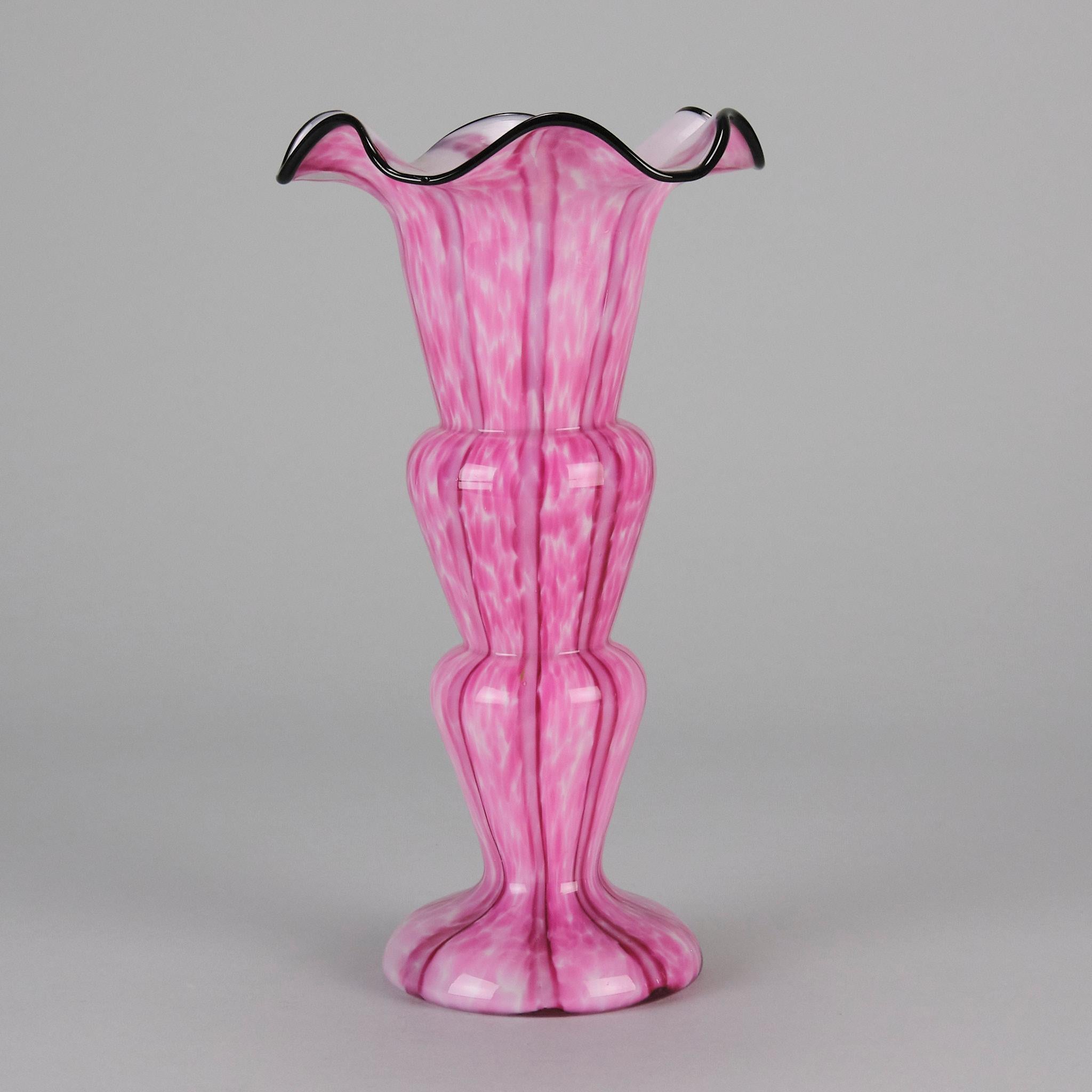 Stampato Vaso in vetro soffiato boemo del primo Novecento 