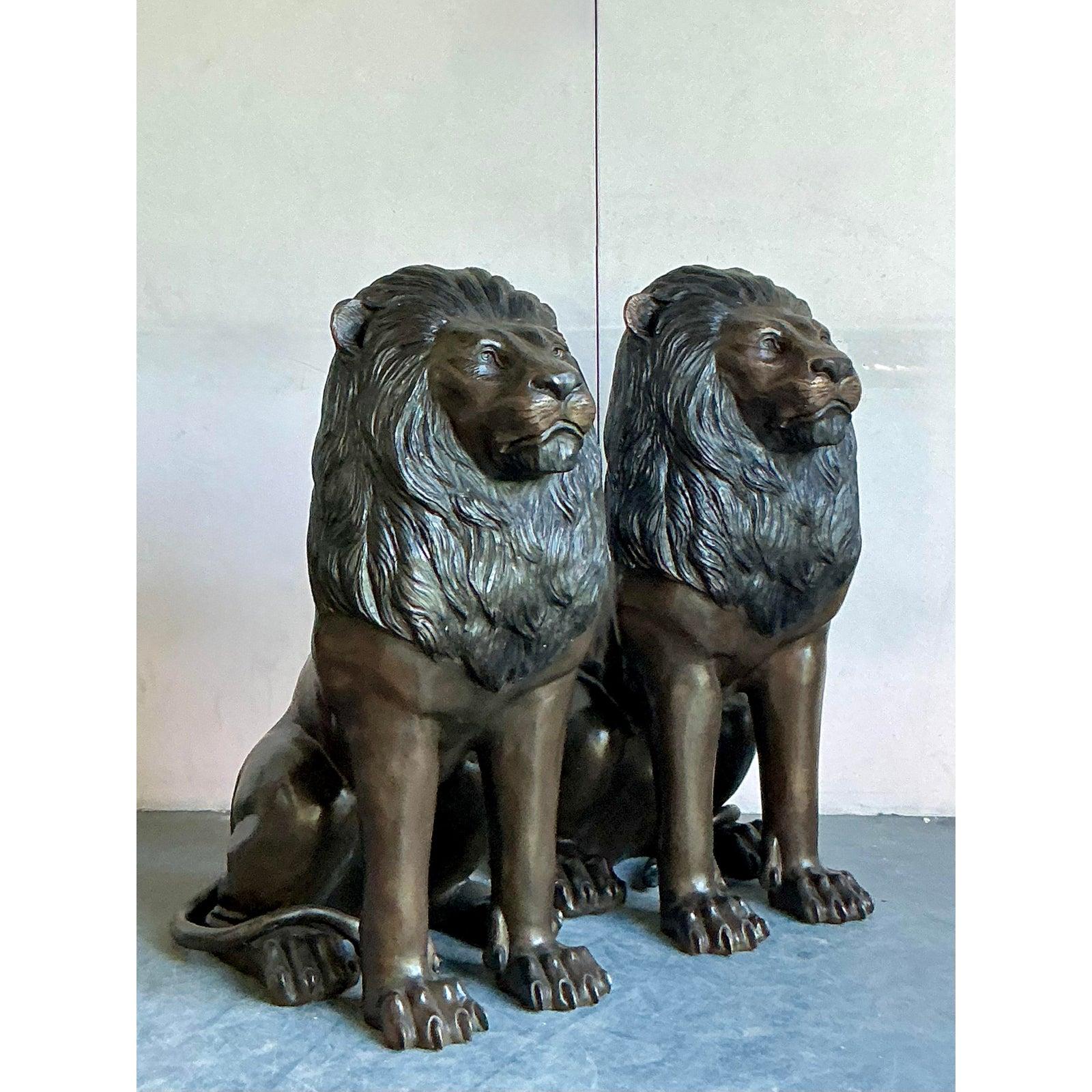 Attira l'attenzione e infondi un senso di grandezza senza tempo con questa spettacolare coppia di statue di leoni monumentali. Fuse in bronzo con una patina profonda e lucente, queste maestose sentinelle sono rese con notevoli dettagli, dalle loro