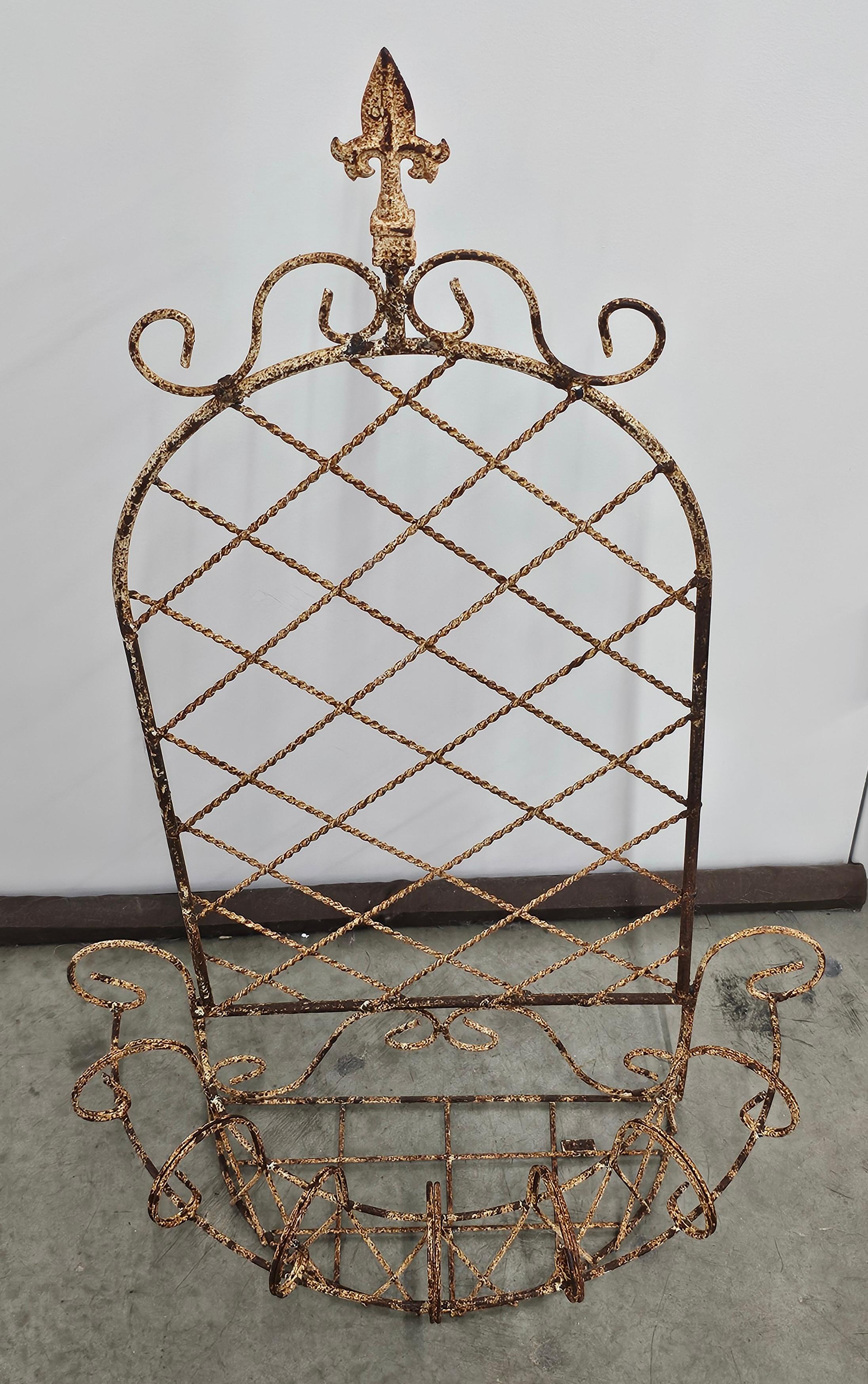 Jardinera colgante de hierro oxidado boho de principios del siglo XX Moderno de mediados de siglo en venta