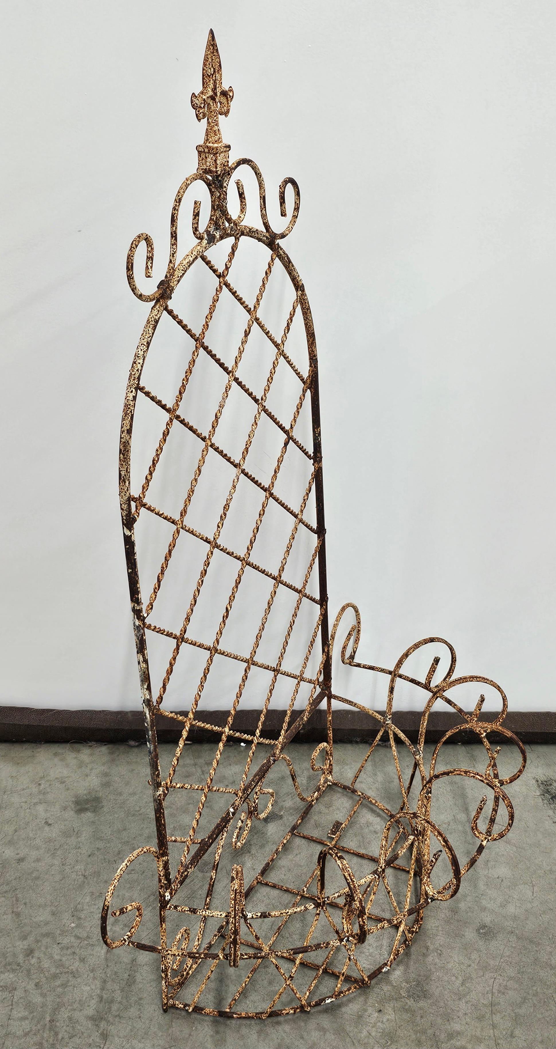 Jardinera colgante de hierro oxidado boho de principios del siglo XX Estadounidense en venta