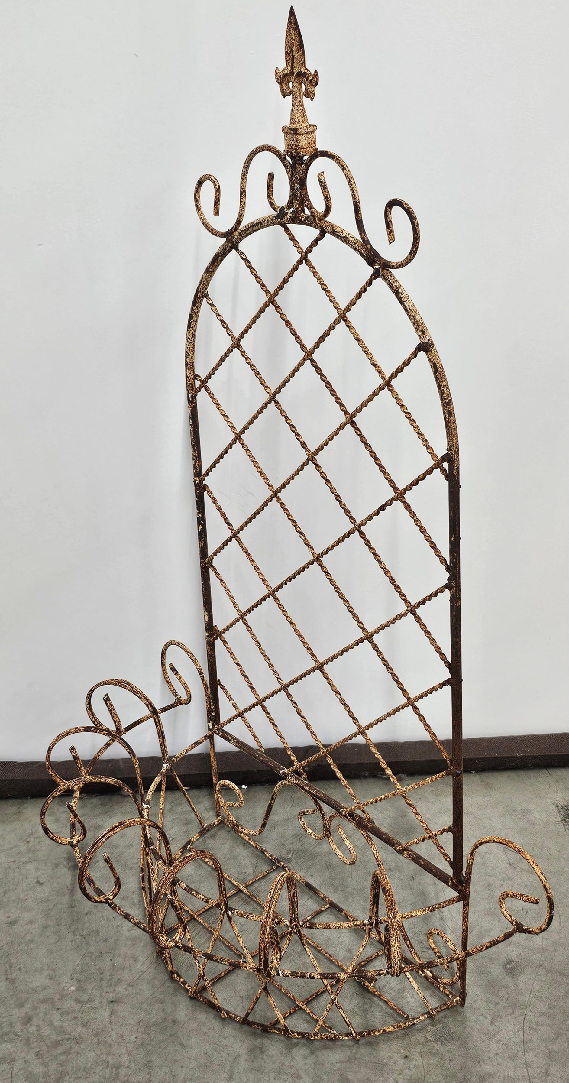 Jardinera colgante de hierro oxidado boho de principios del siglo XX Pintado en venta