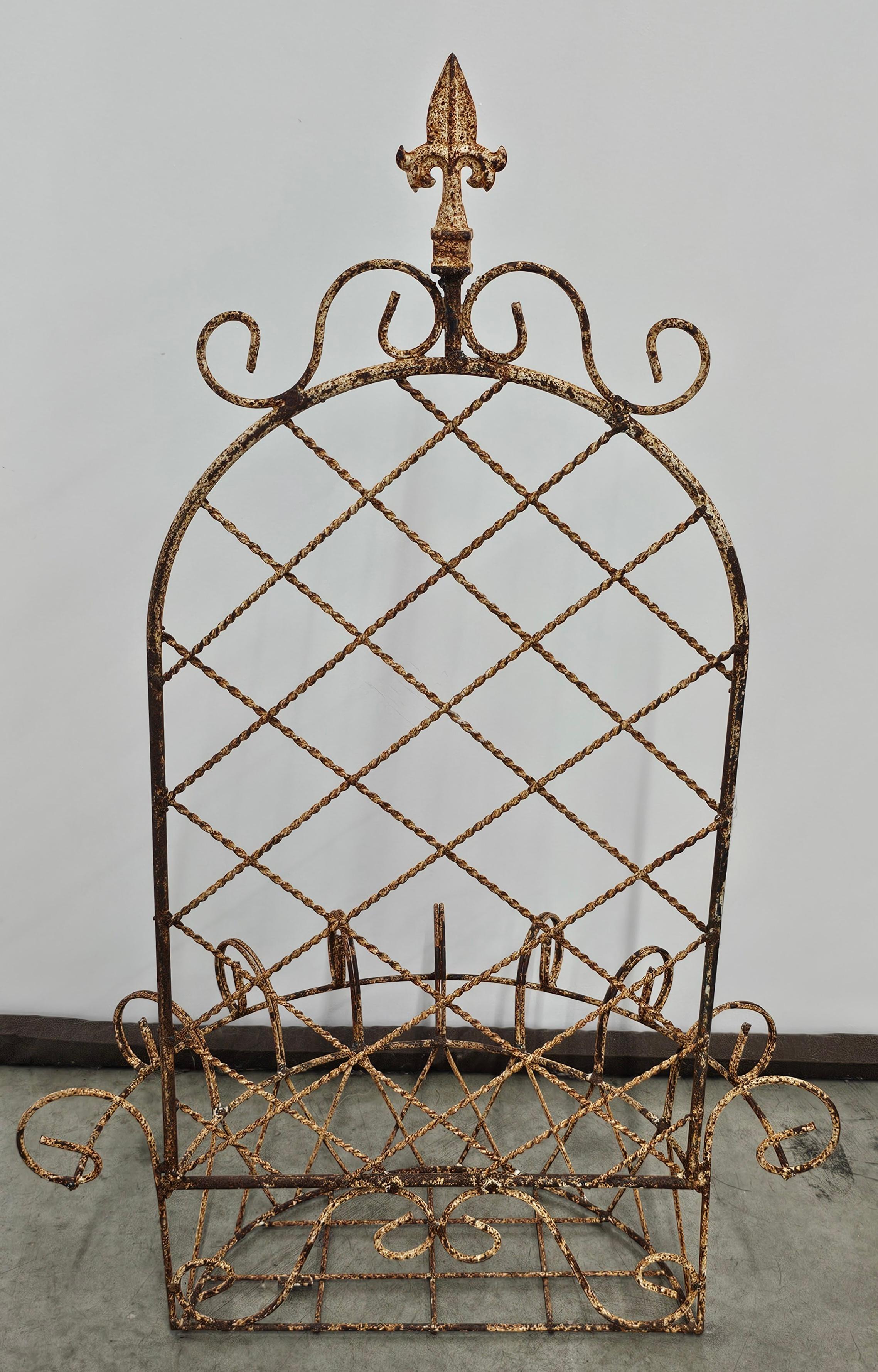 Jardinera colgante de hierro oxidado boho de principios del siglo XX en Bueno estado para la venta en Germantown, MD