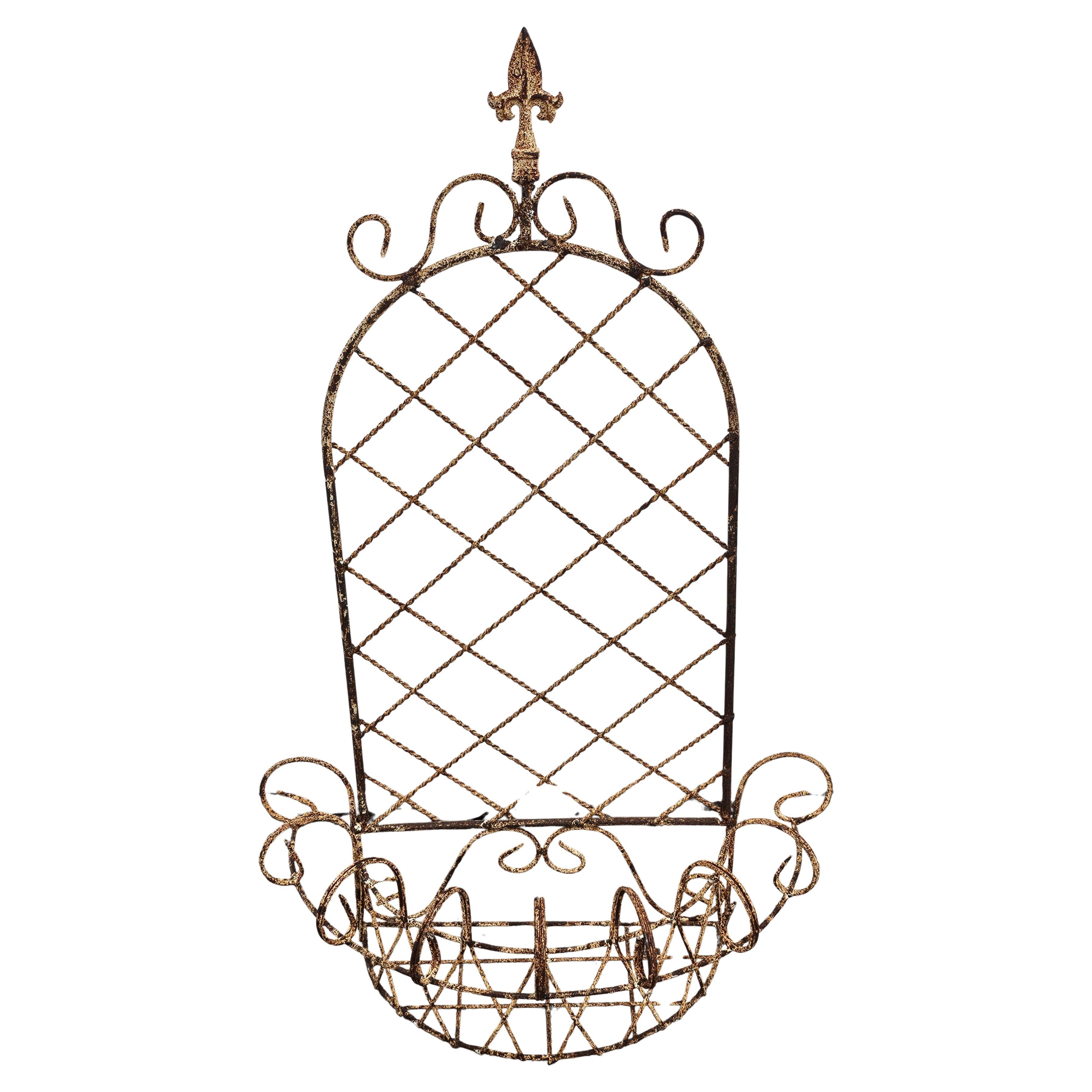 Jardinera colgante de hierro oxidado boho de principios del siglo XX en venta