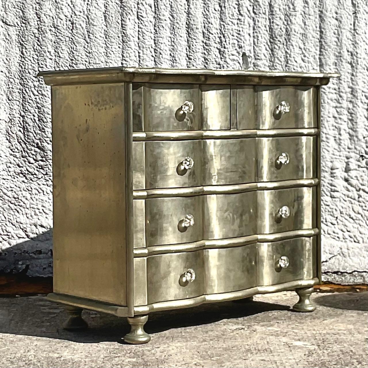 Nord-américain Commode Boho à façade ondulée et feuille d'argent du début du 20e siècle  en vente