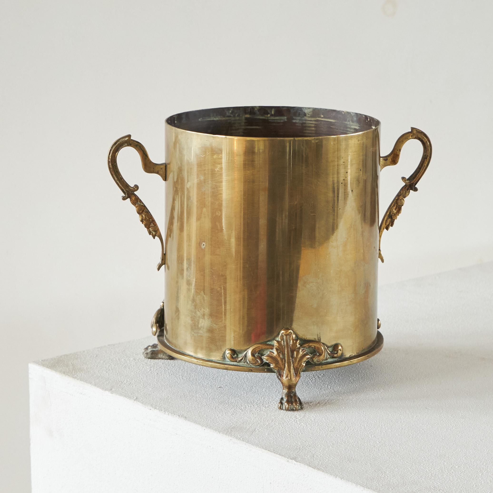 Vaso o dispenser d'arte da trincea in ottone patinato, Europa, inizio XX secolo.

Si tratta di un grande e molto decorativo vaso o dispenser per l'arte della trincea, ricavato da un guscio di bomba o di conchiglia in ottone pesante. Realizzati