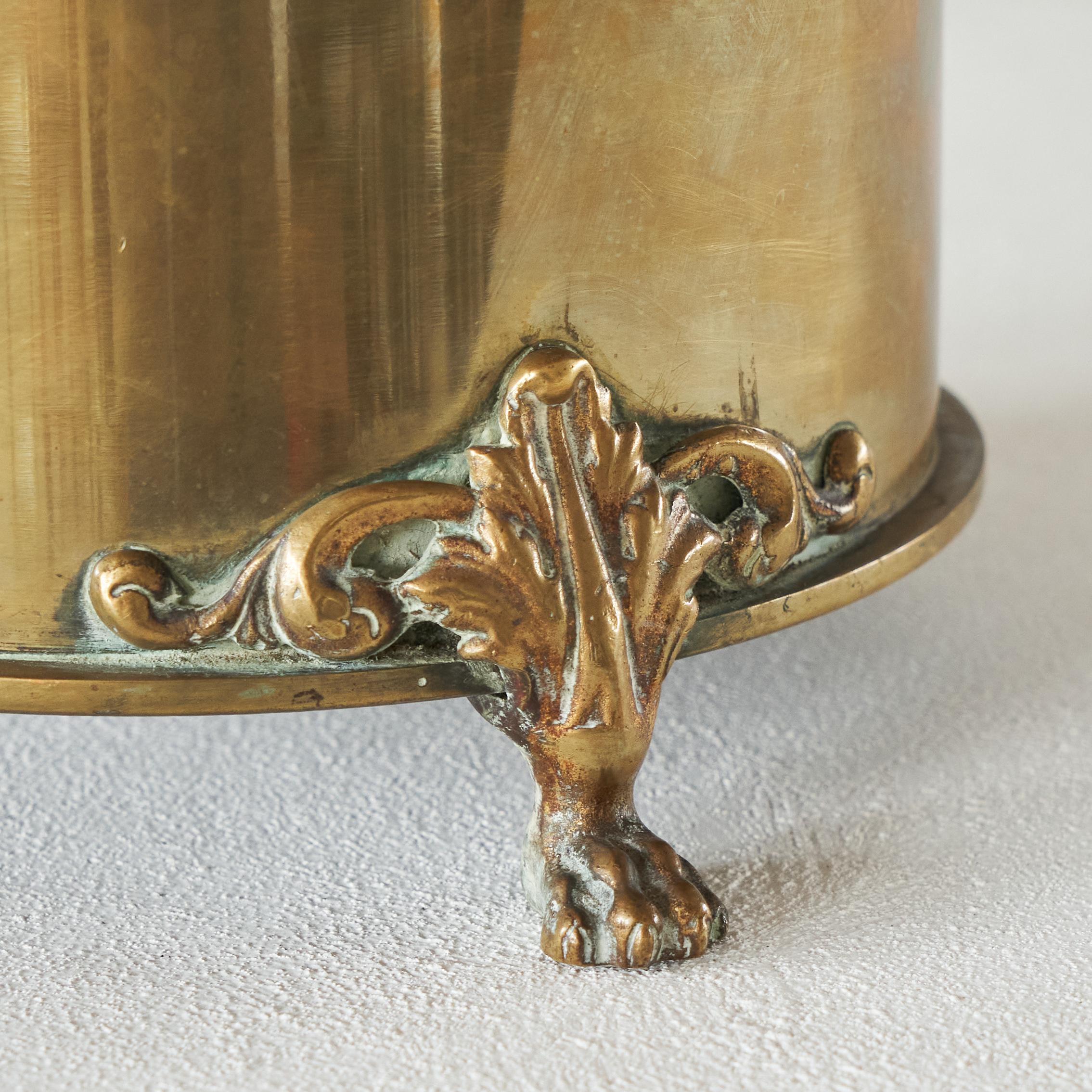 Neoclassico Vaso o dispenser d'arte da trincea dei primi del '900 in ottone patinato in vendita