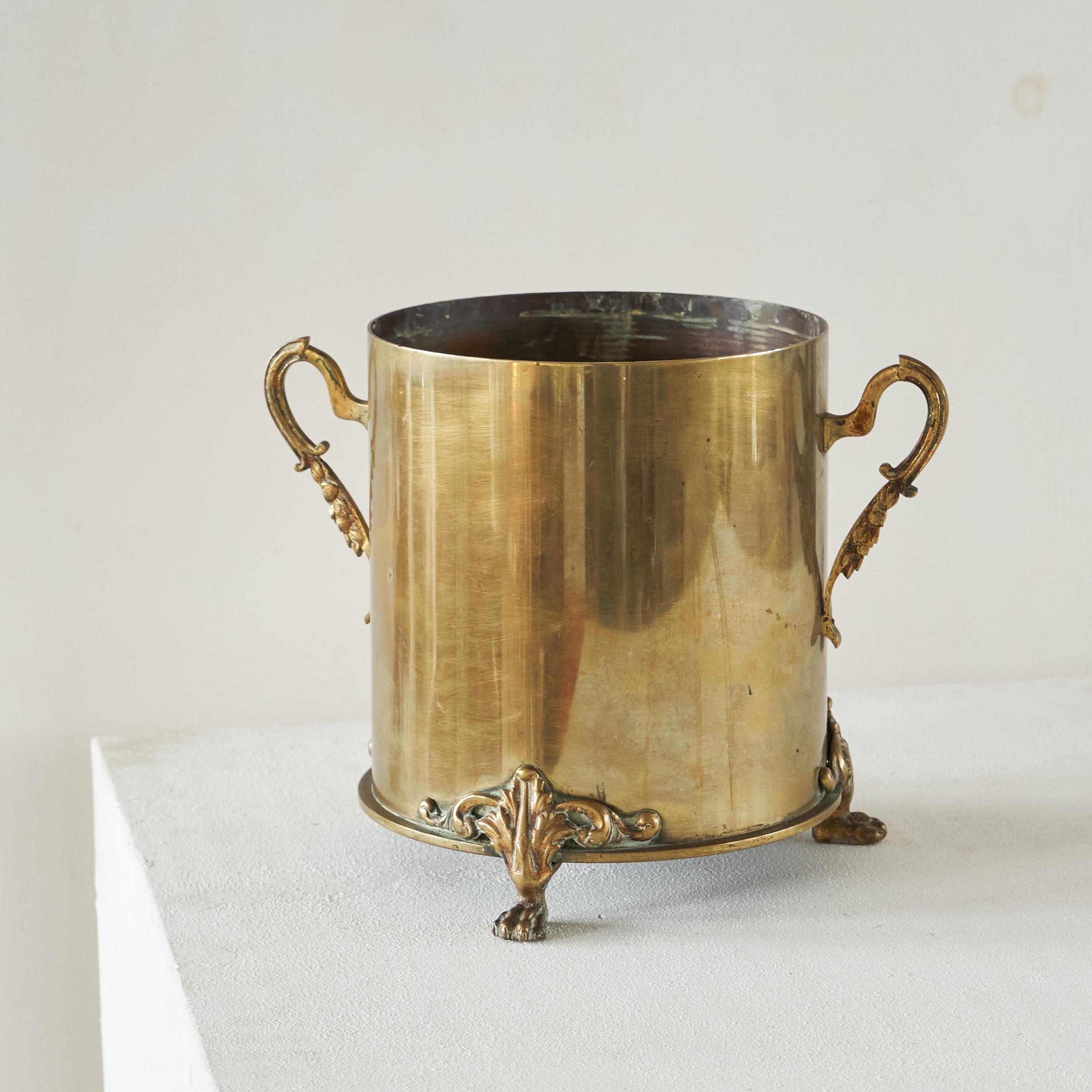 Europeo Vaso o dispenser d'arte da trincea dei primi del '900 in ottone patinato in vendita