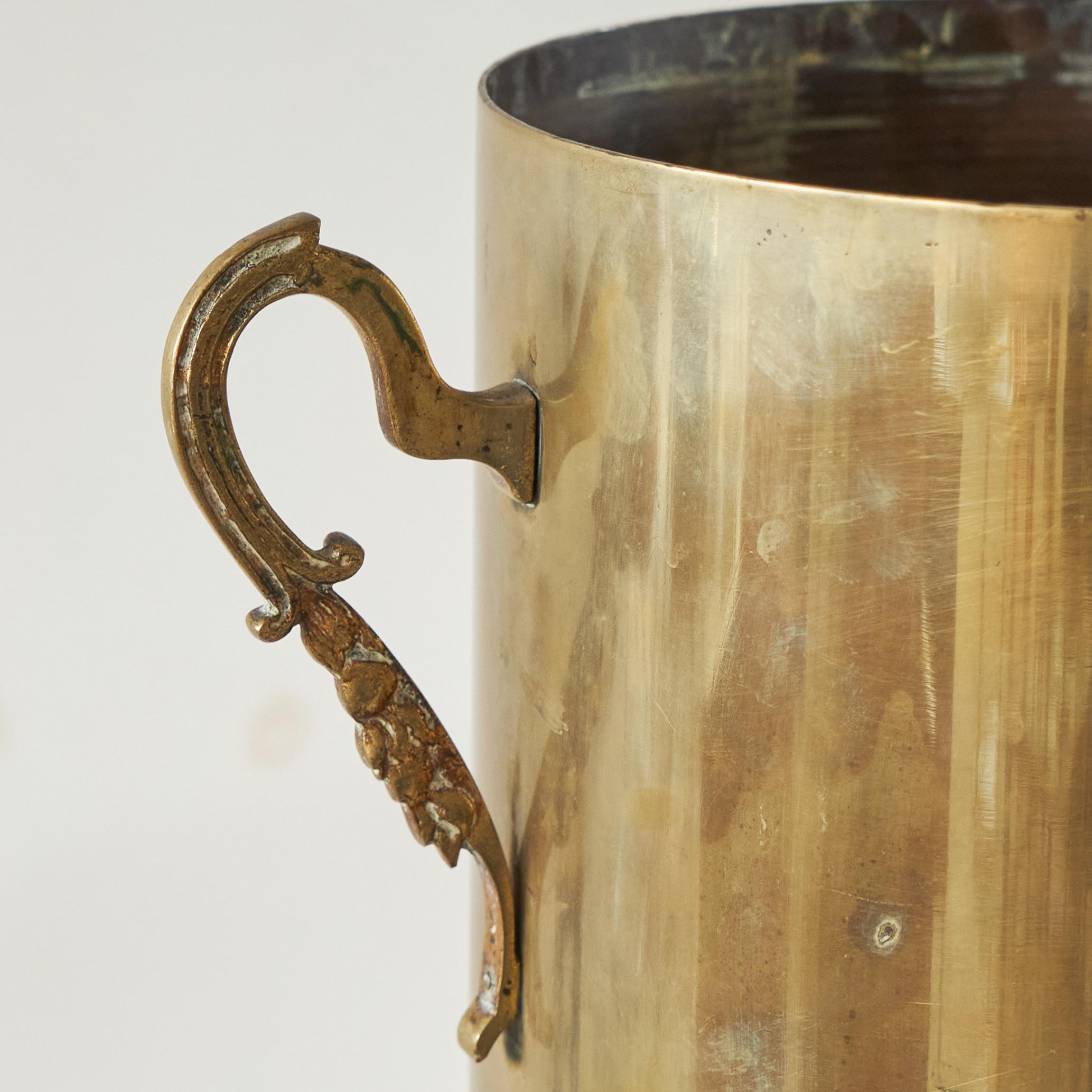 Fatto a mano Vaso o dispenser d'arte da trincea dei primi del '900 in ottone patinato in vendita