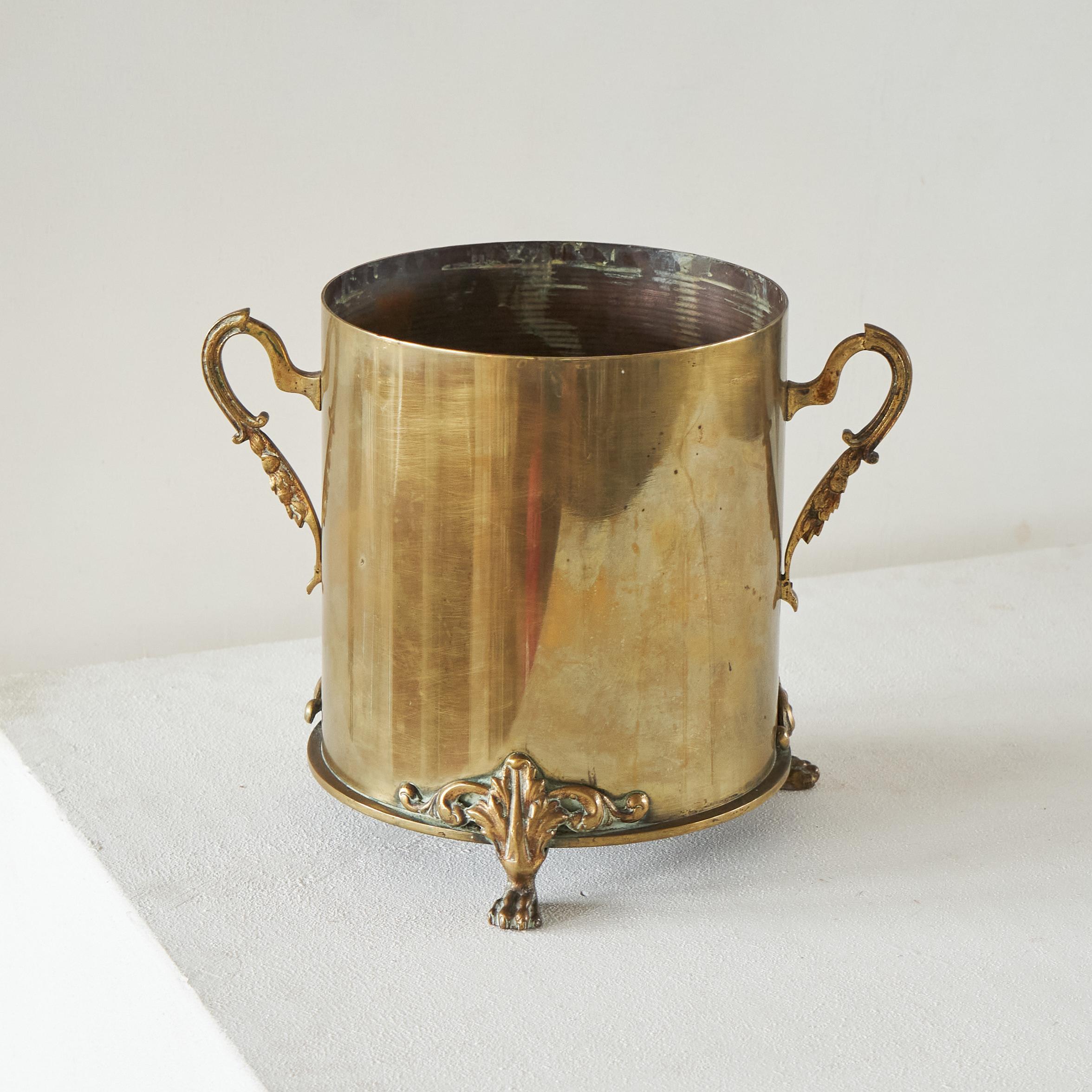 Vaso o dispenser d'arte da trincea dei primi del '900 in ottone patinato In condizioni buone in vendita a Tilburg, NL