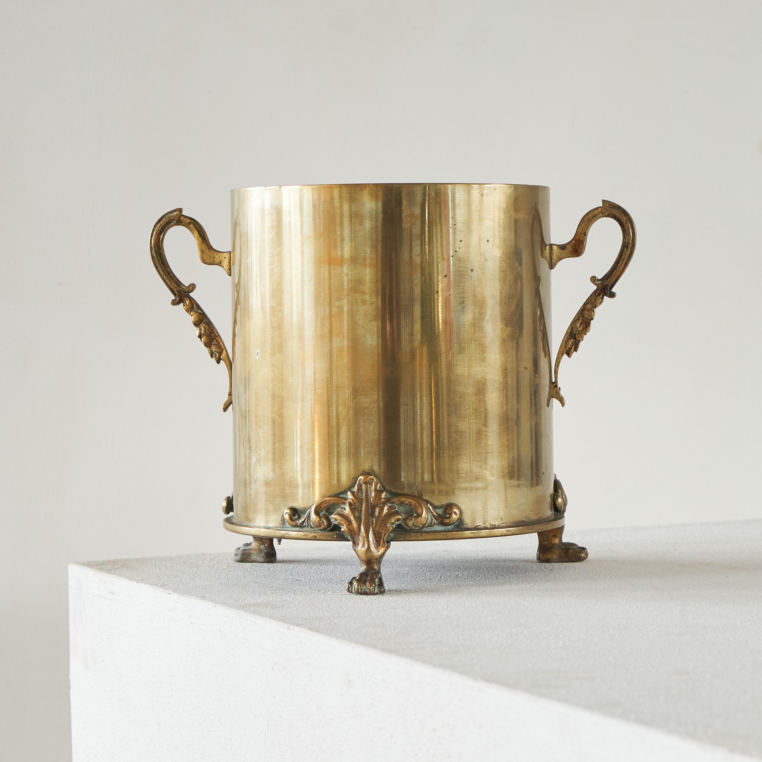 XX secolo Vaso o dispenser d'arte da trincea dei primi del '900 in ottone patinato in vendita