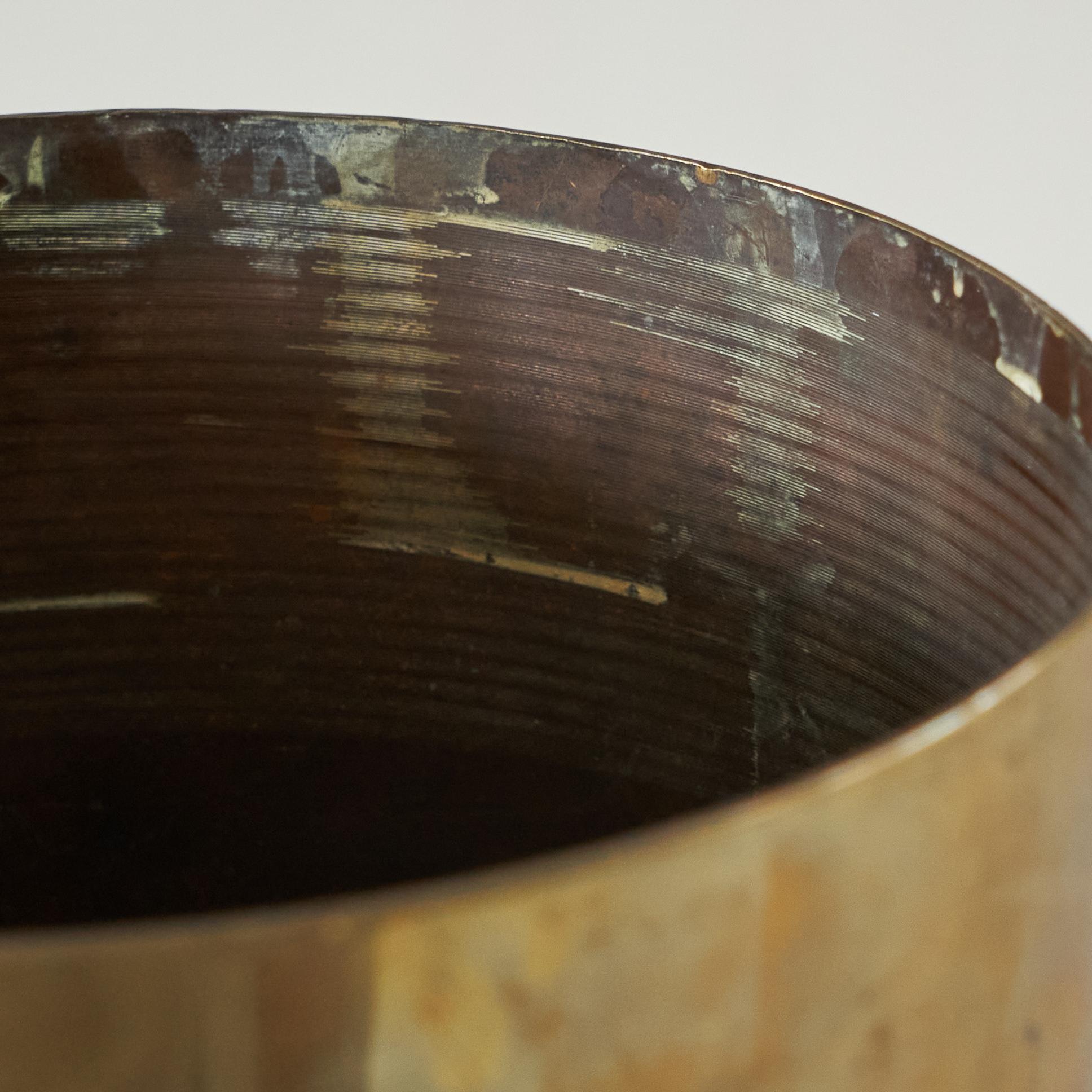 Ottone Vaso o dispenser d'arte da trincea dei primi del '900 in ottone patinato in vendita