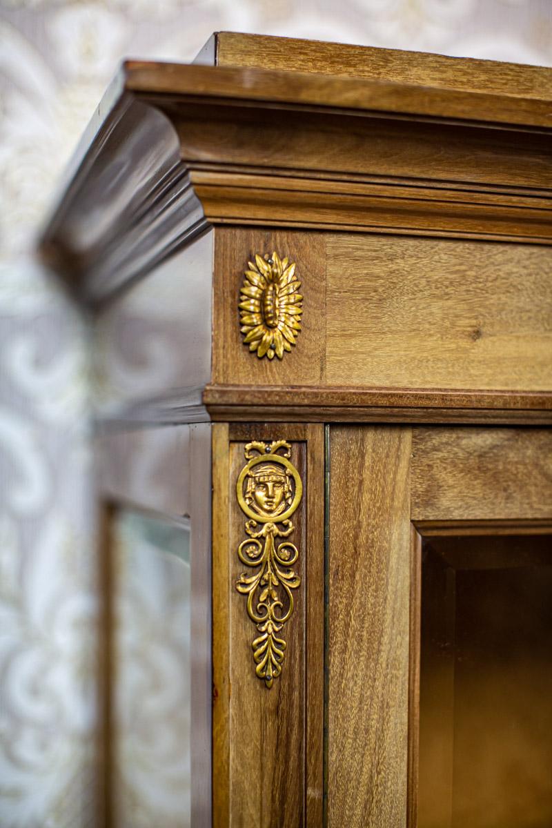 Stile impero Vetrina in stile Impero con elementi in ottone, inizio XX secolo in vendita