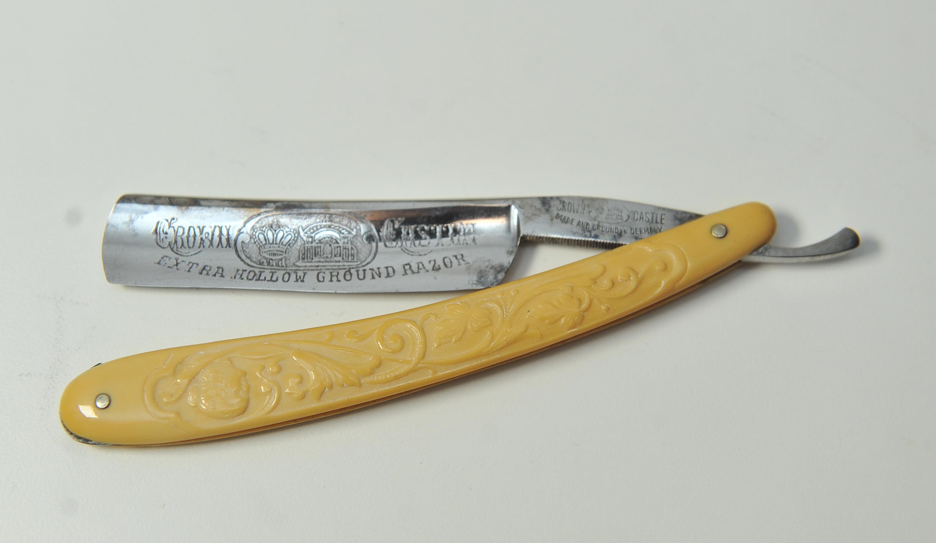 Early 20th Century Boxed Pair of Crown Castle Quality Straight Razors Germany For Sale 5