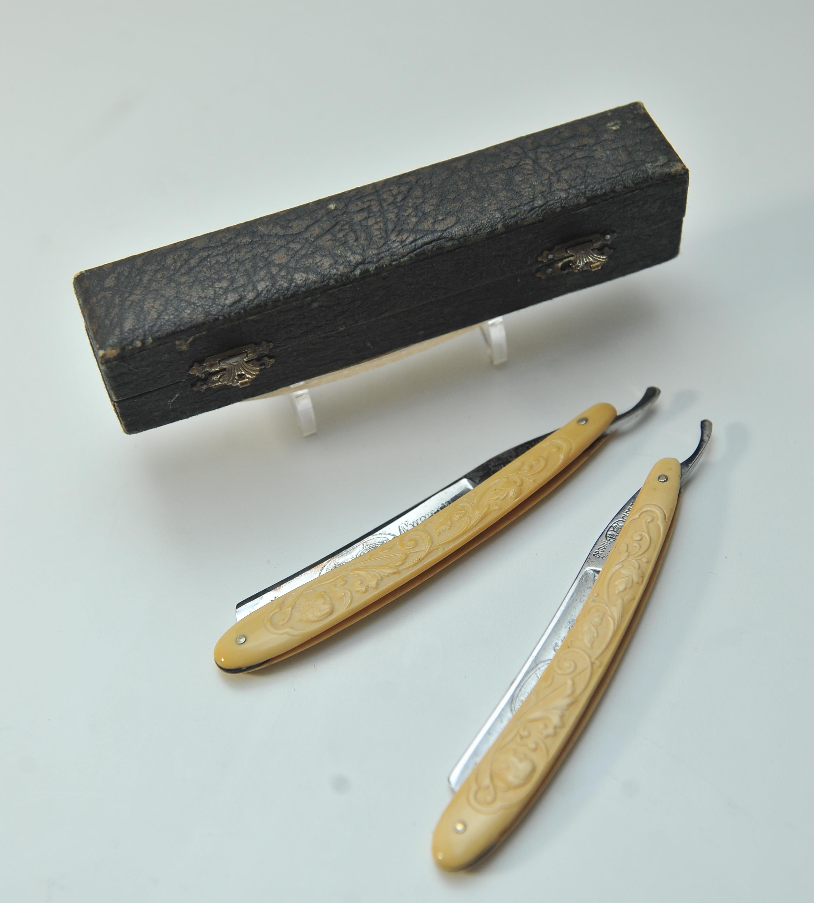 Early 20th Century Boxed Pair of Crown Castle Quality Straight Razors Germany For Sale 1