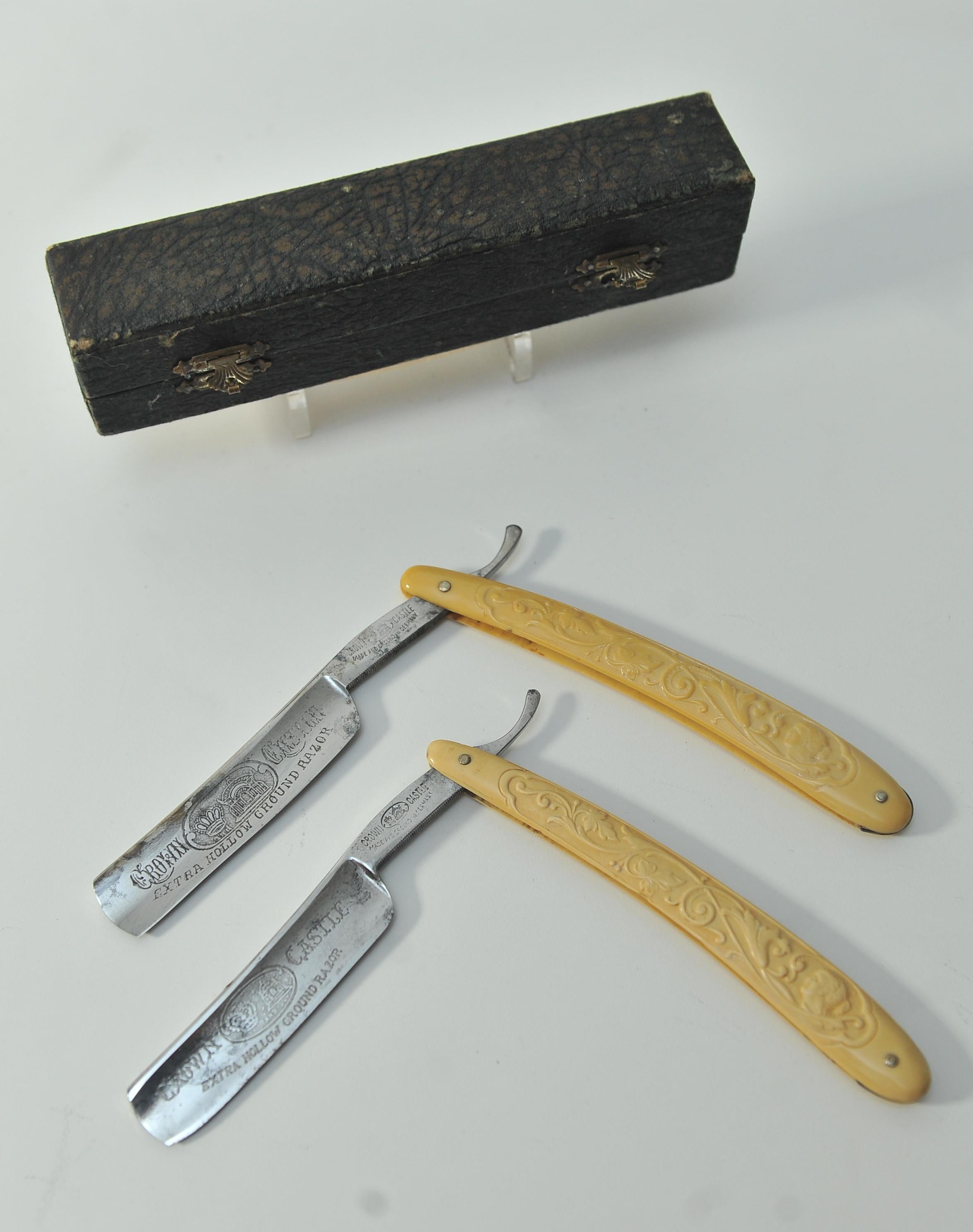 Early 20th Century Boxed Pair of Crown Castle Quality Straight Razors Germany For Sale 2