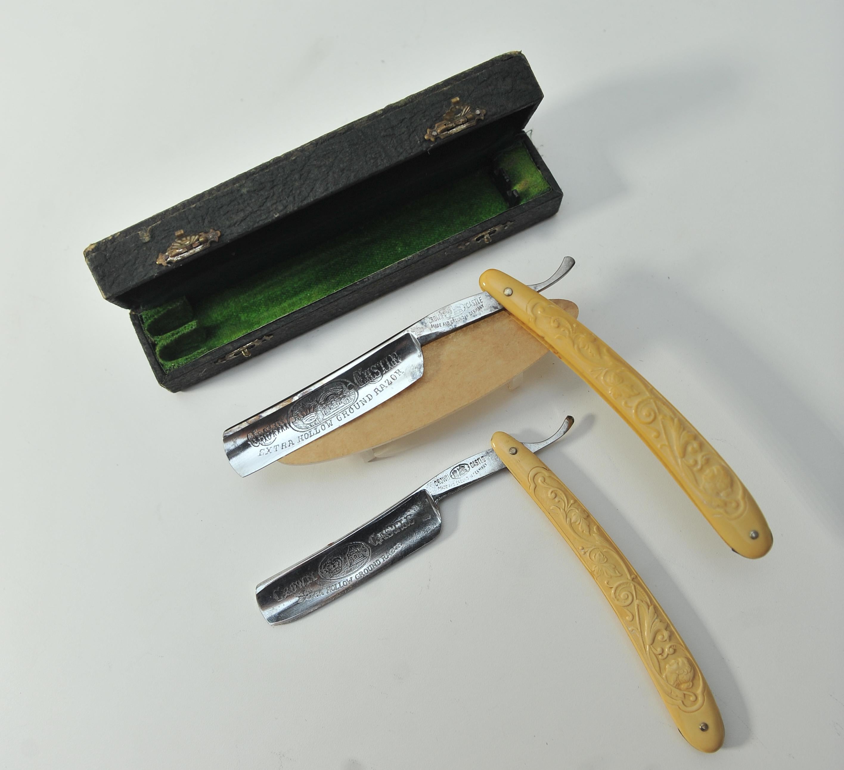 Early 20th Century Boxed Pair of Crown Castle Quality Straight Razors Germany For Sale 3