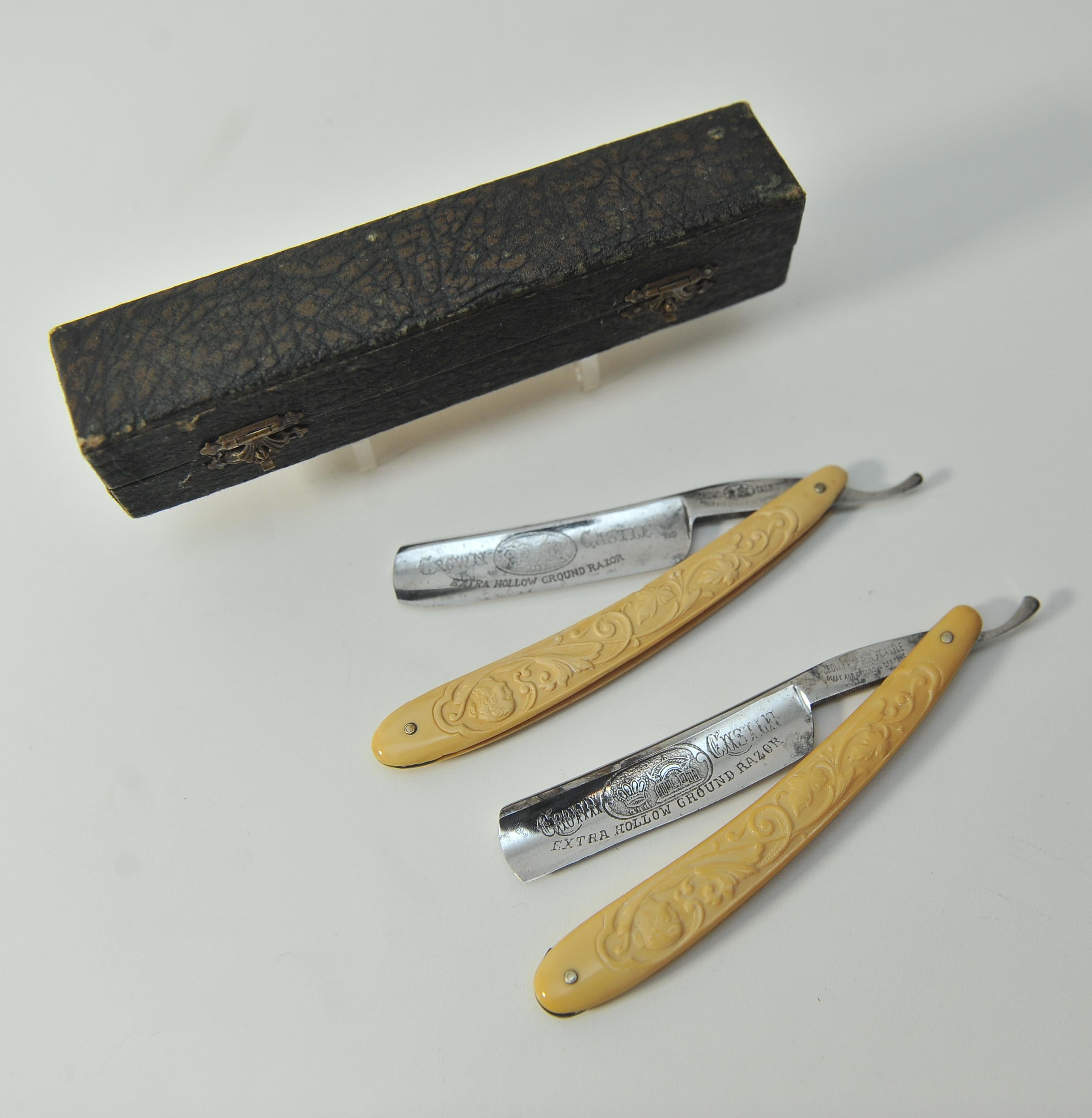 Early 20th Century Boxed Pair of Crown Castle Quality Straight Razors Germany For Sale 4